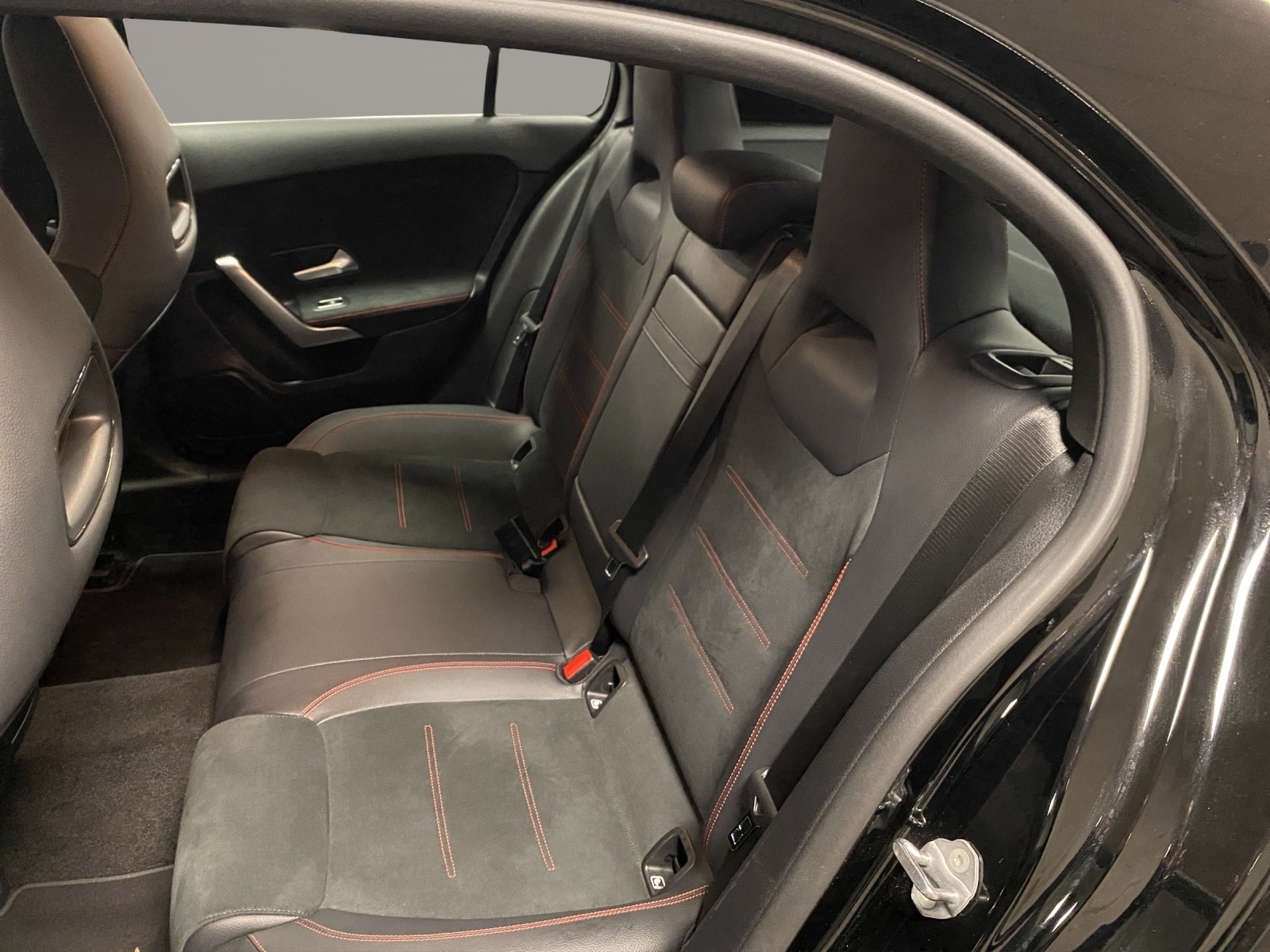 MERCEDES-BENZ A 250 4matic AMG Line Pre-image-13