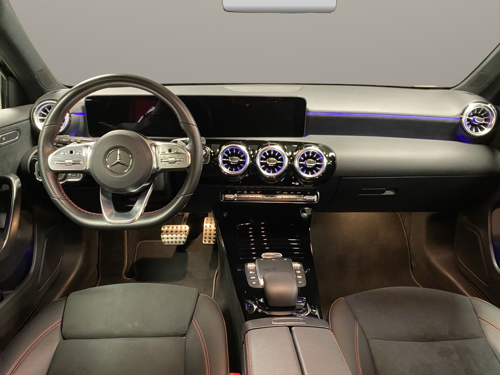 MERCEDES-BENZ A 250 4matic AMG Line Pre-image-11