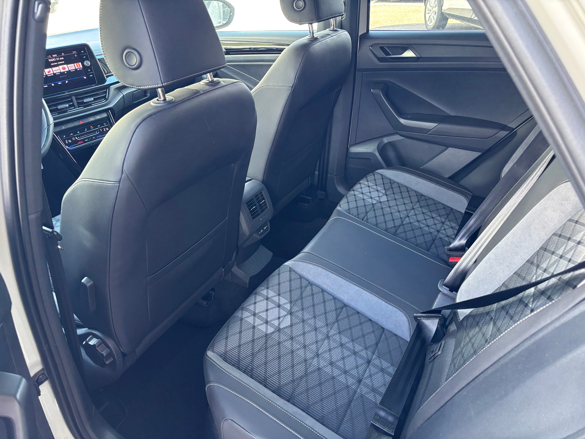 VW T-Roc 2.0 TSI R-Line DSG 4Motion-image-9