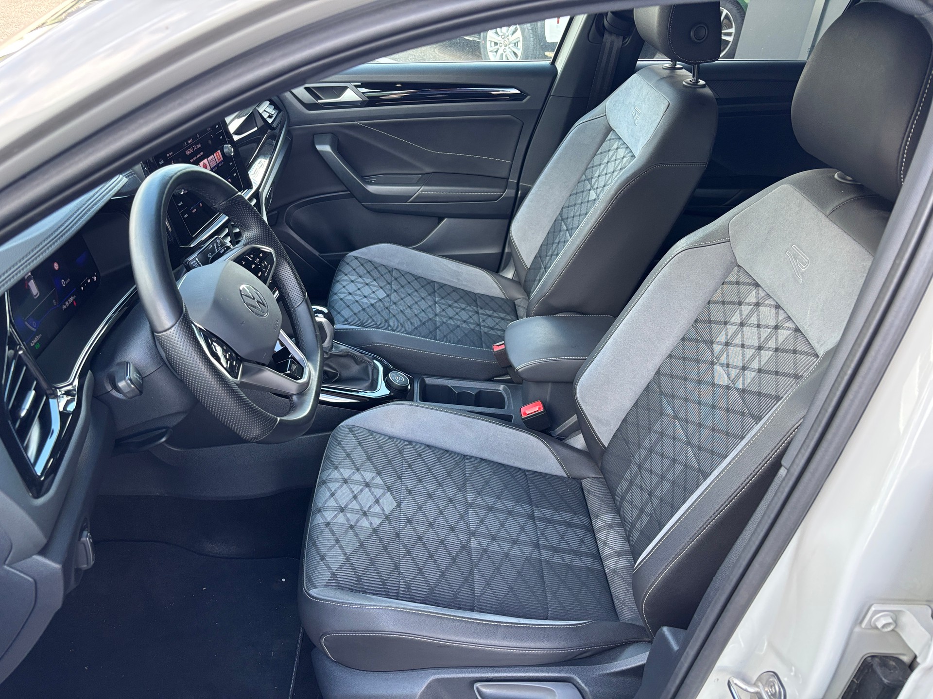 VW T-Roc 2.0 TSI R-Line DSG 4Motion-image-8