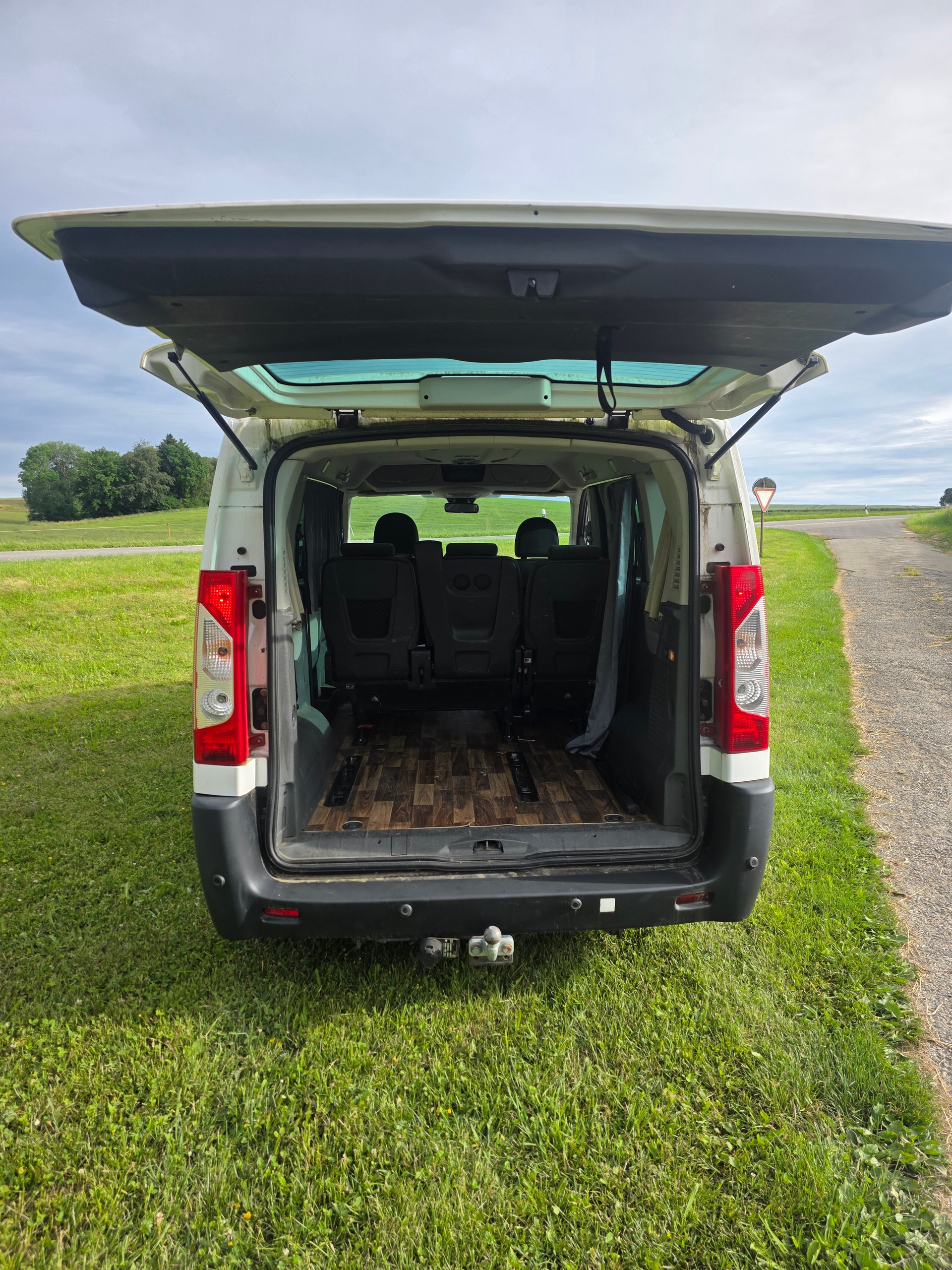 PEUGEOT Expert Tepee 2.0 HDi Confort L2-image-10