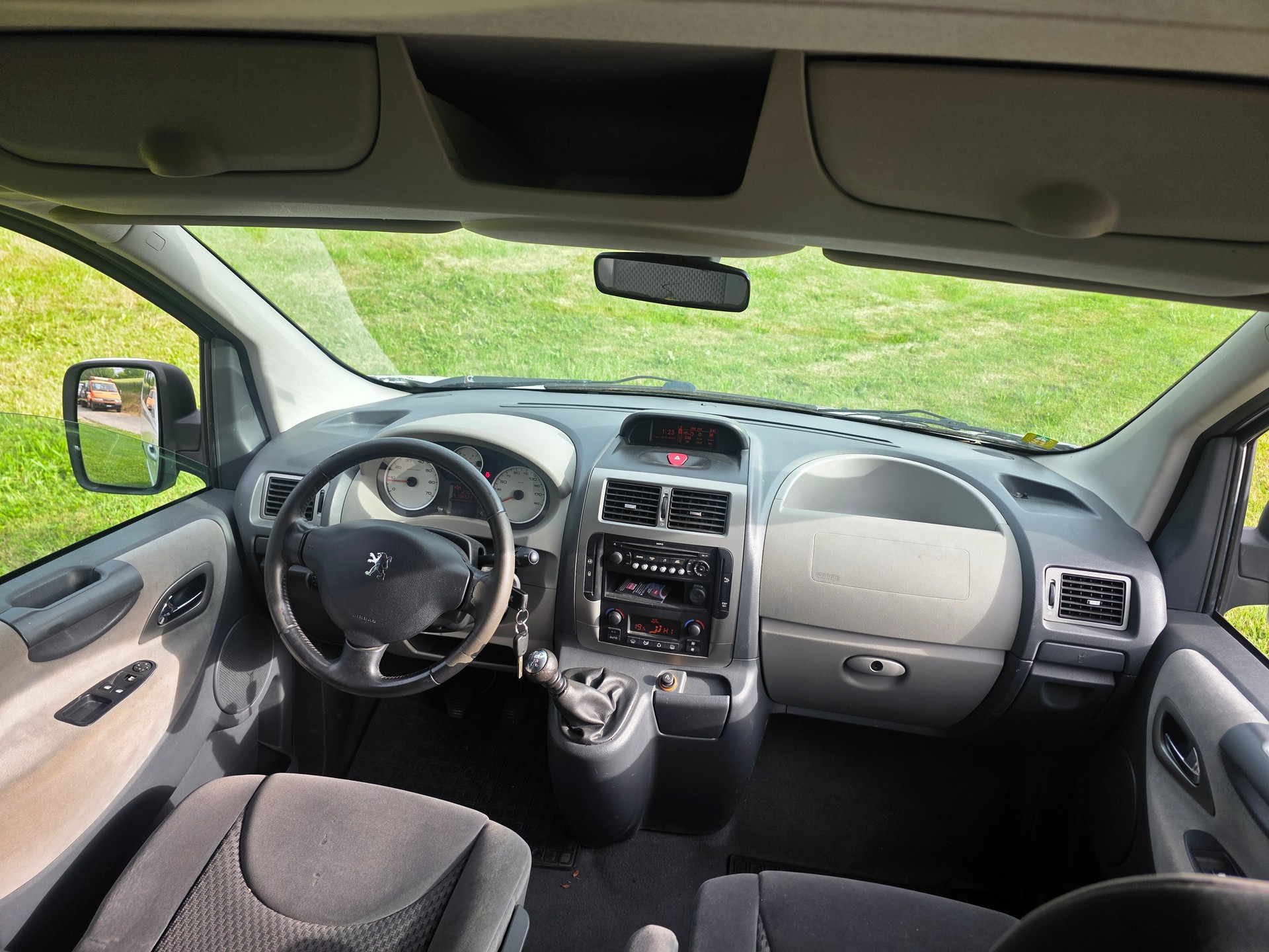 PEUGEOT Expert Tepee 2.0 HDi Confort L2-image-11
