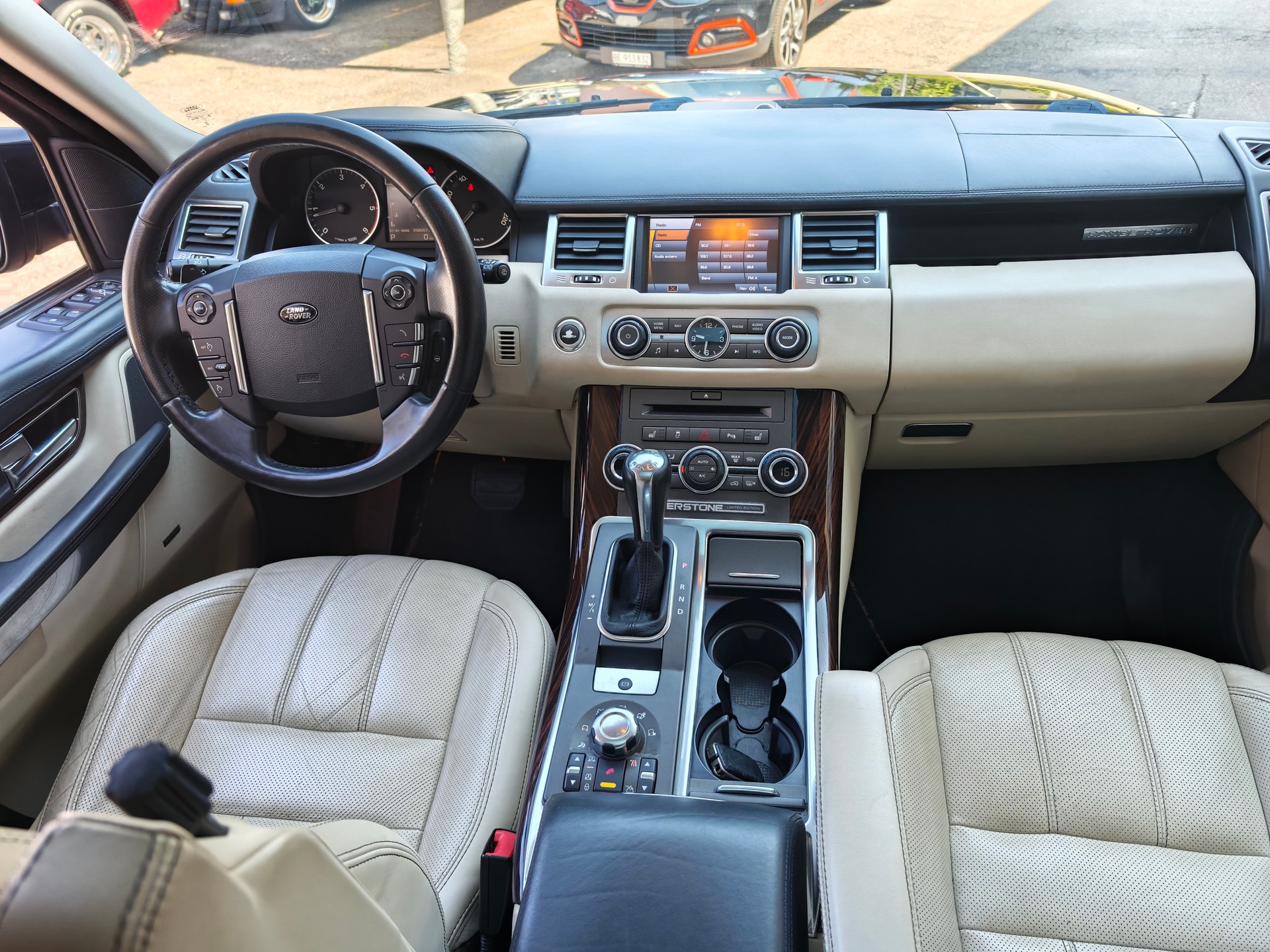 LAND ROVER Range Rover Sport 3.0 TDV6 Silverstone Limited Edition-showroom-element-1