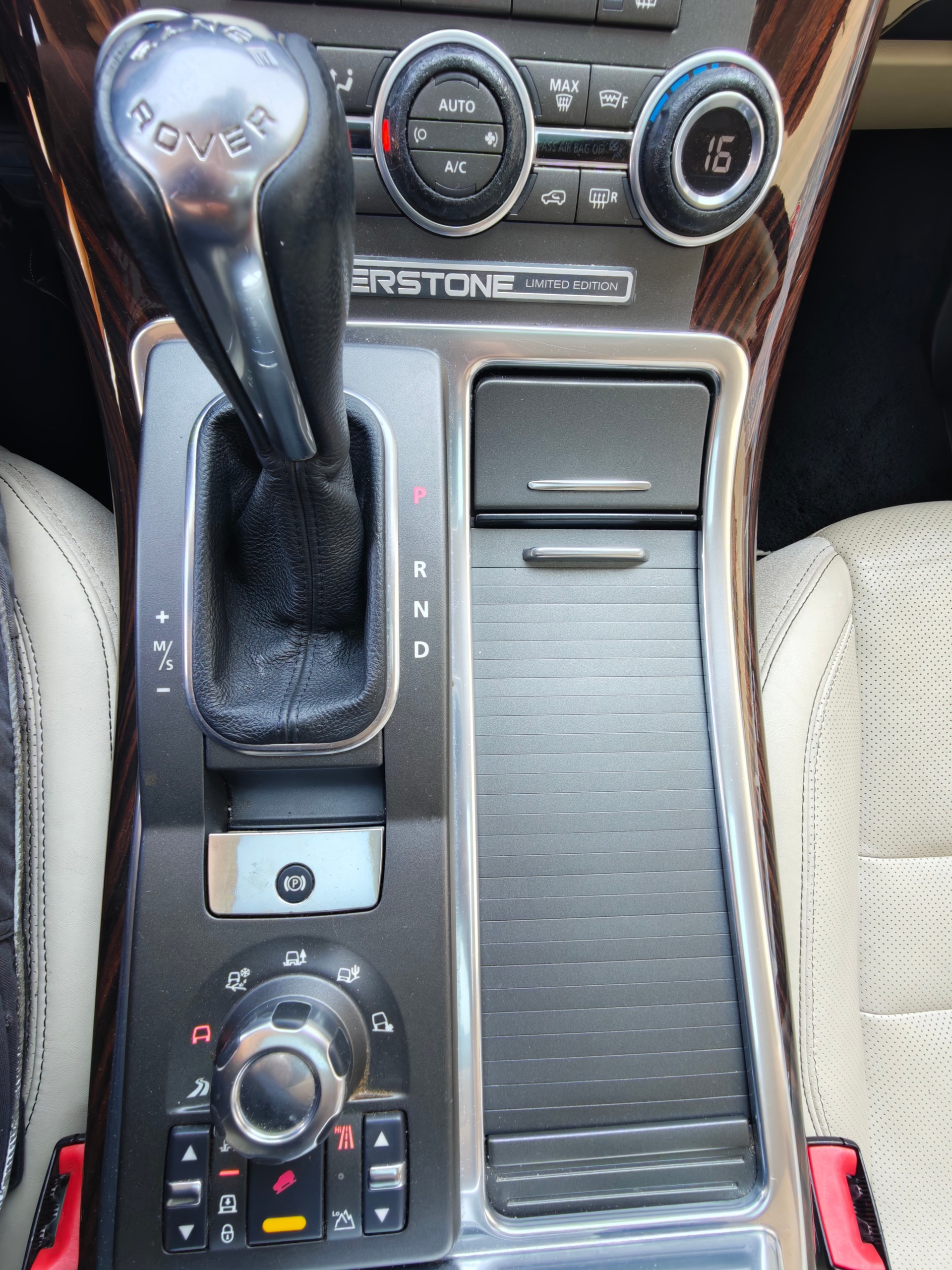 LAND ROVER Range Rover Sport 3.0 TDV6 Silverstone Limited Edition-image-7