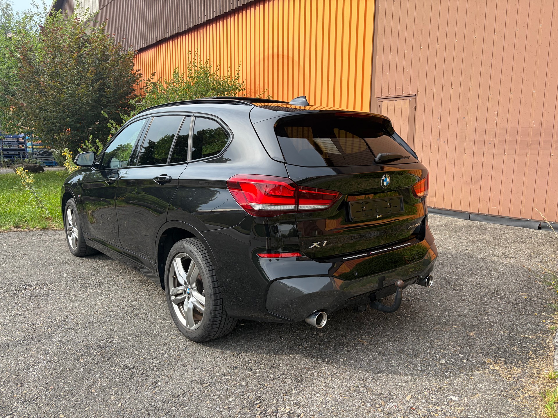 BMW X1 xDrive20d M Sport | Vollausstattung | Panorama | ACC | AHK | Schwarz-image-2