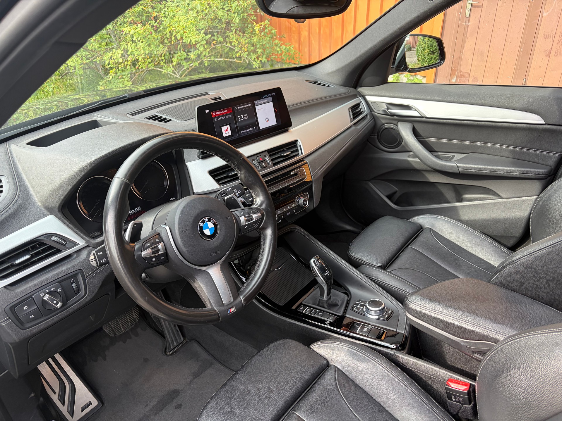 BMW X1 xDrive20d M Sport | Vollausstattung | Panorama | ACC | AHK | Schwarz-image-3