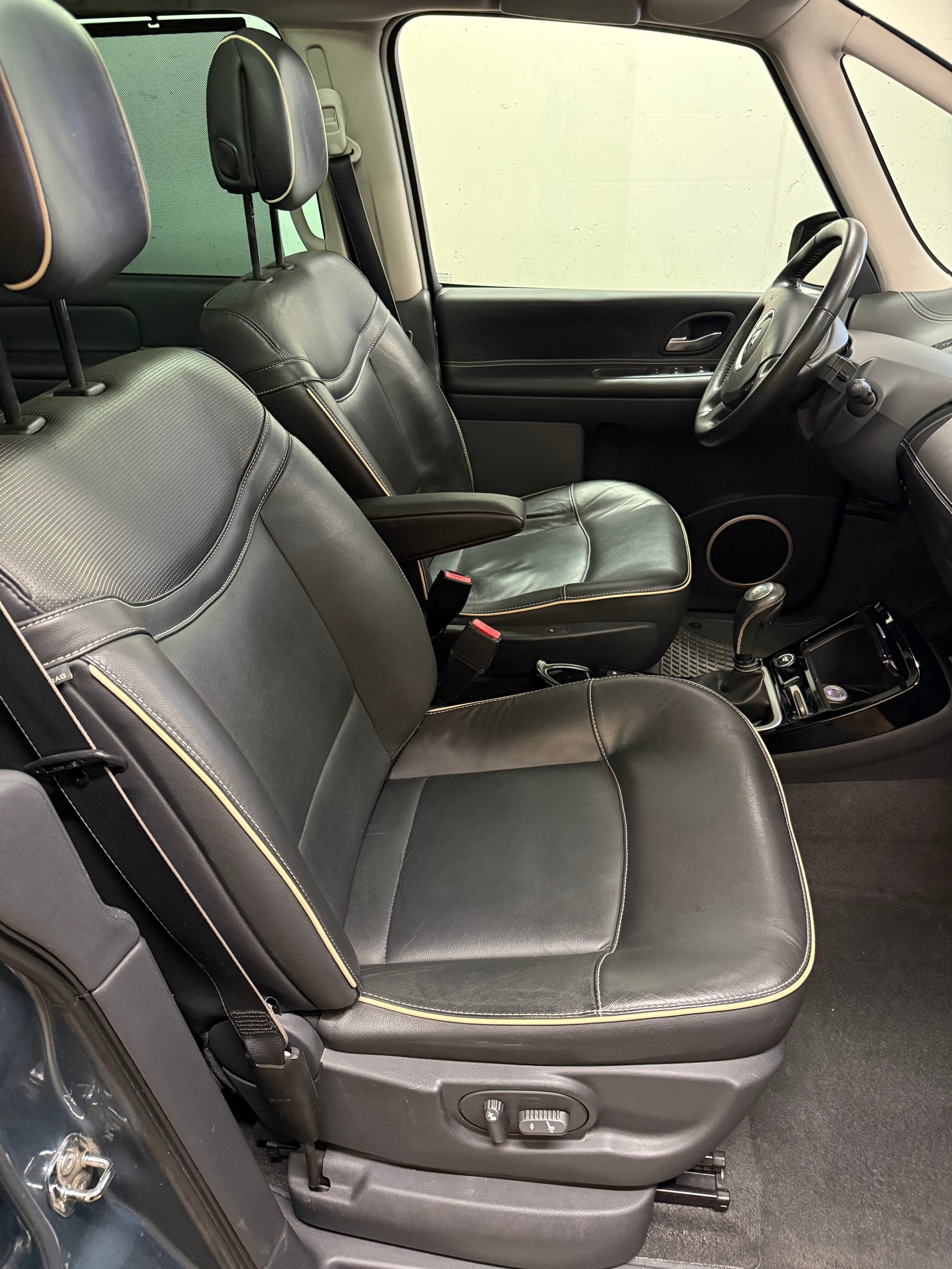 RENAULT 2.0 dCi 175 DPF Initiale-image-4