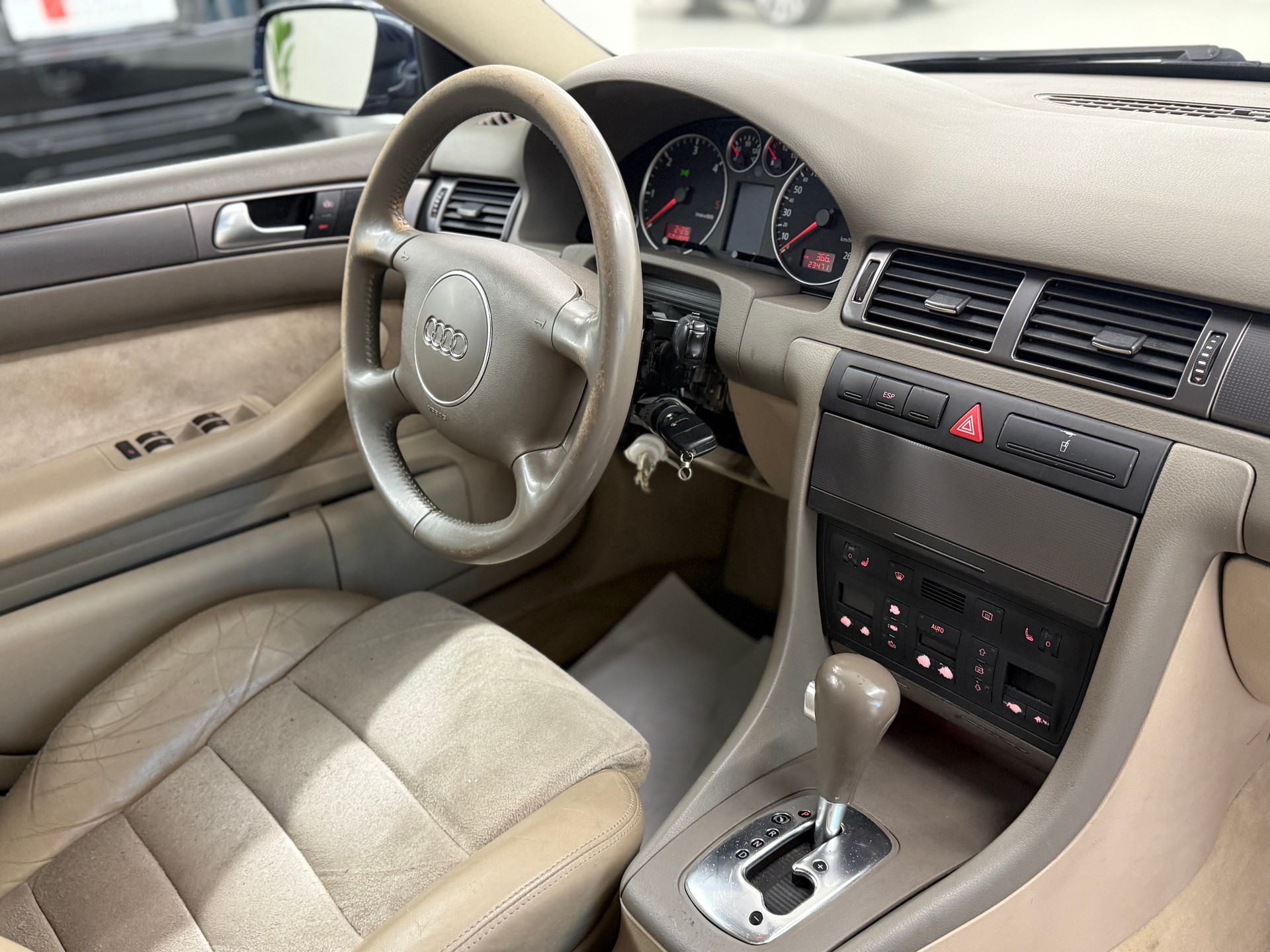 AUDI A6 Avant 2.5 TDI-image-9