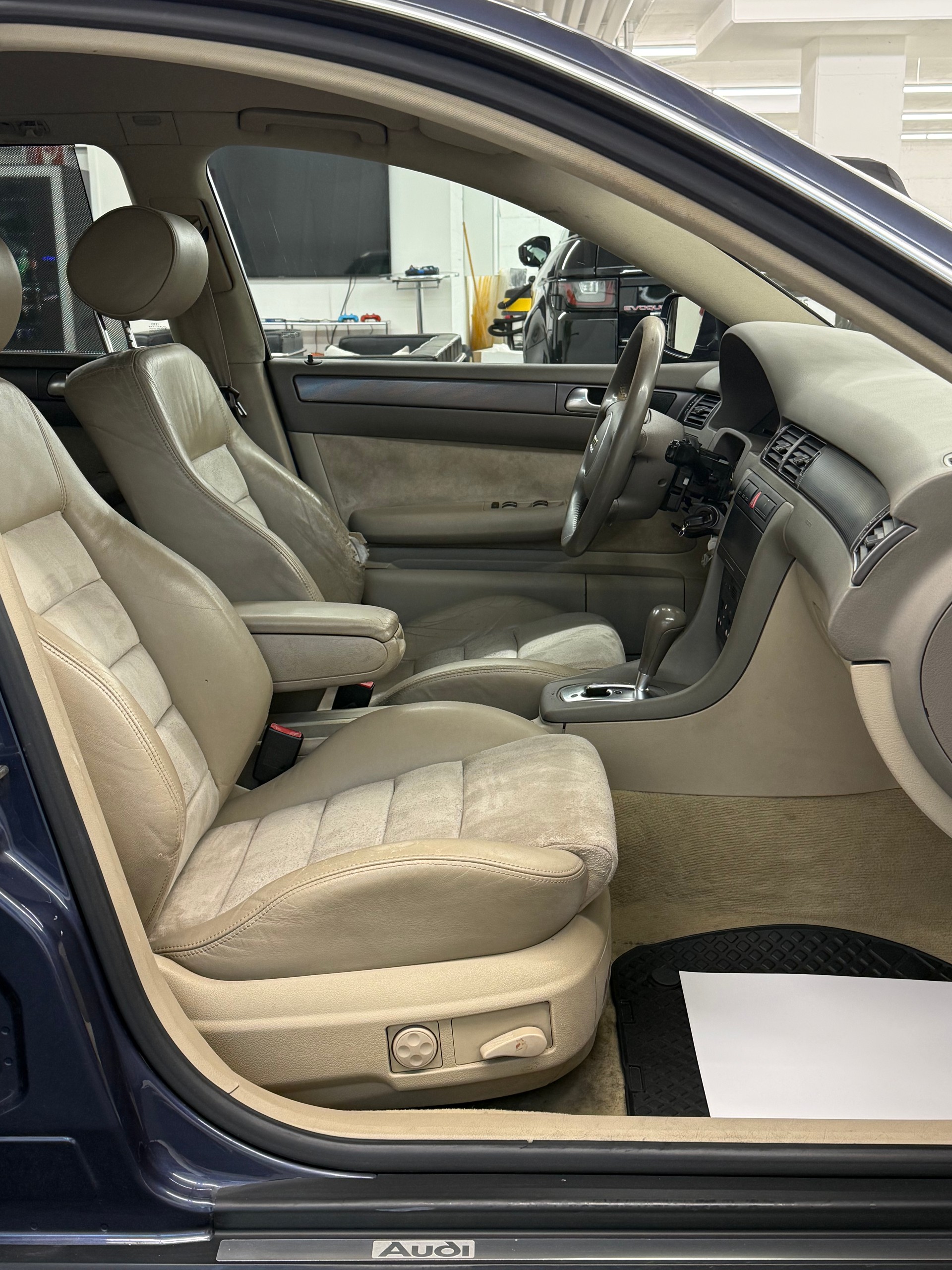 AUDI A6 Avant 2.5 TDI-image-11