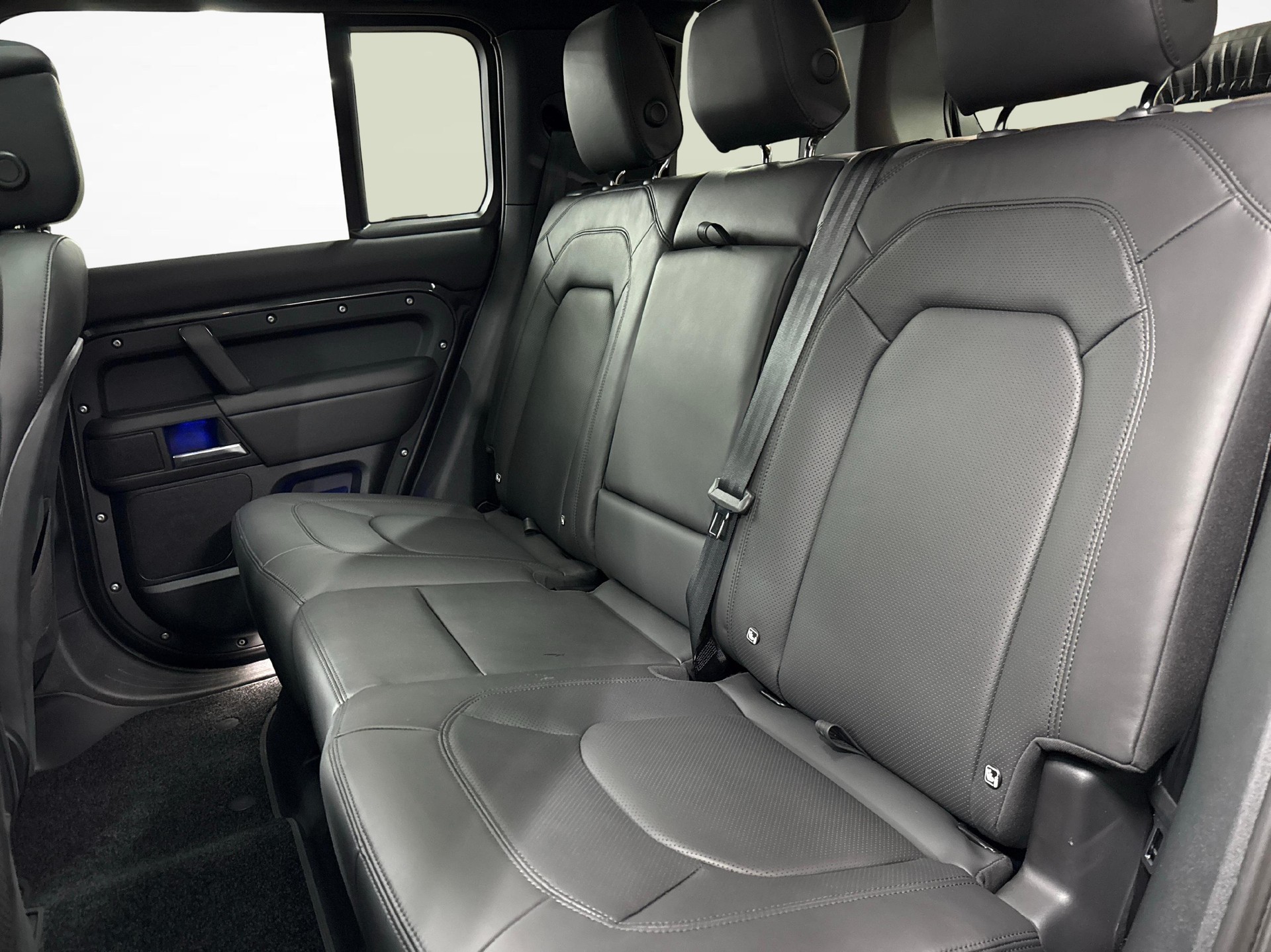 LAND ROVER Defender 110 3.0 D I6 300 X-Dynamic HSE-image-10