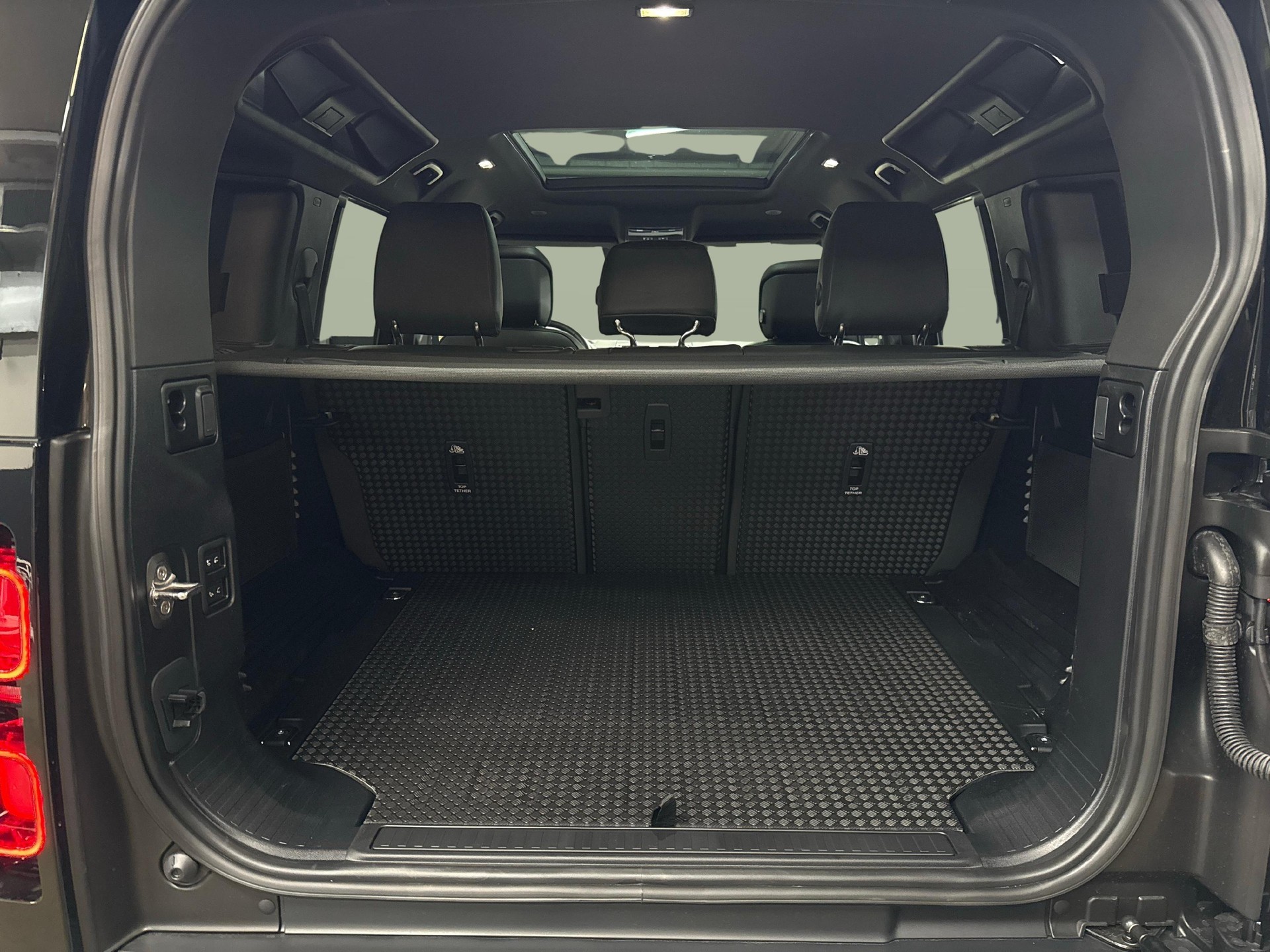 LAND ROVER Defender 110 3.0 D I6 300 X-Dynamic HSE-image-11
