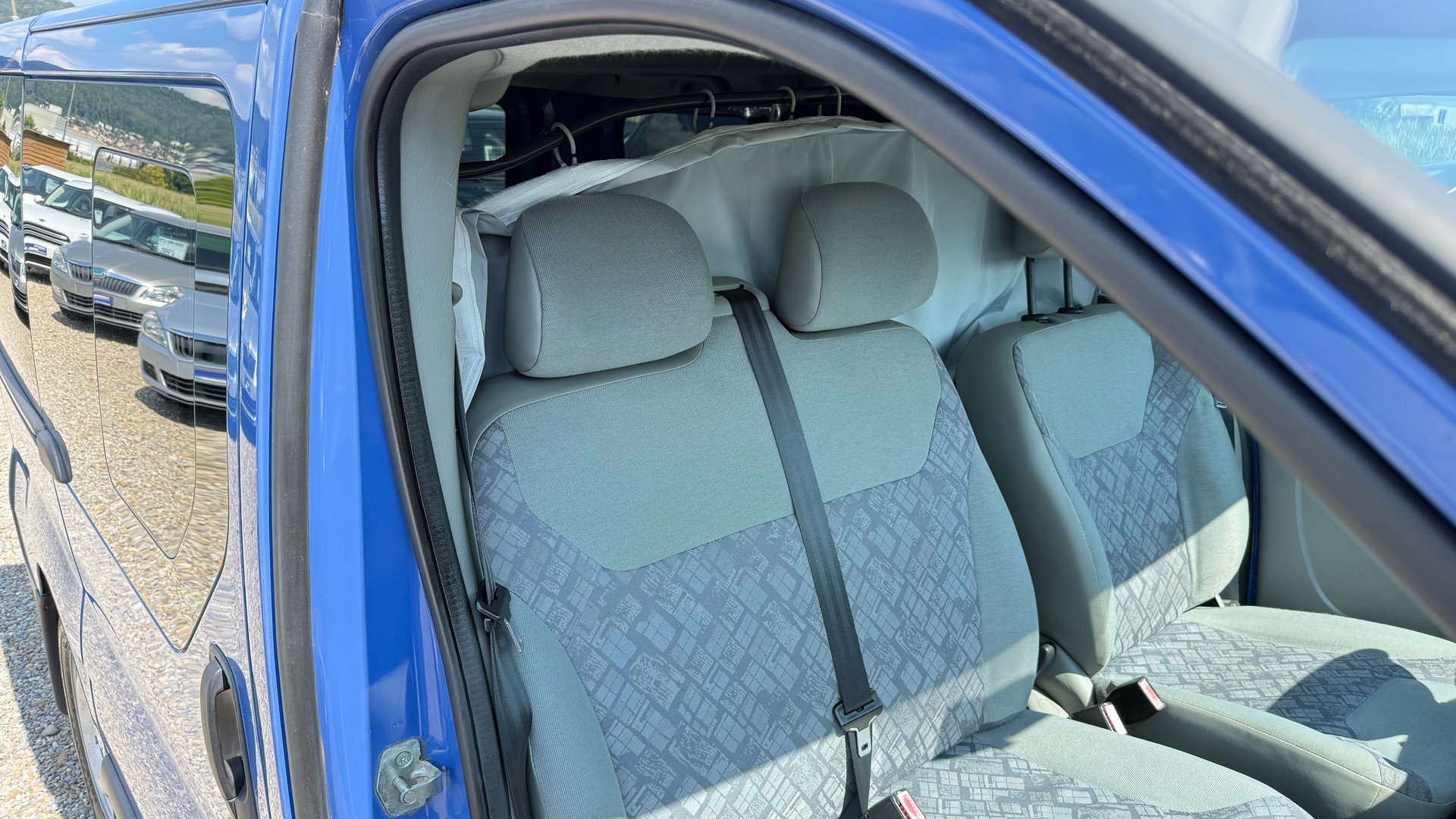 OPEL Vivaro 2.5 CDTI-image-11