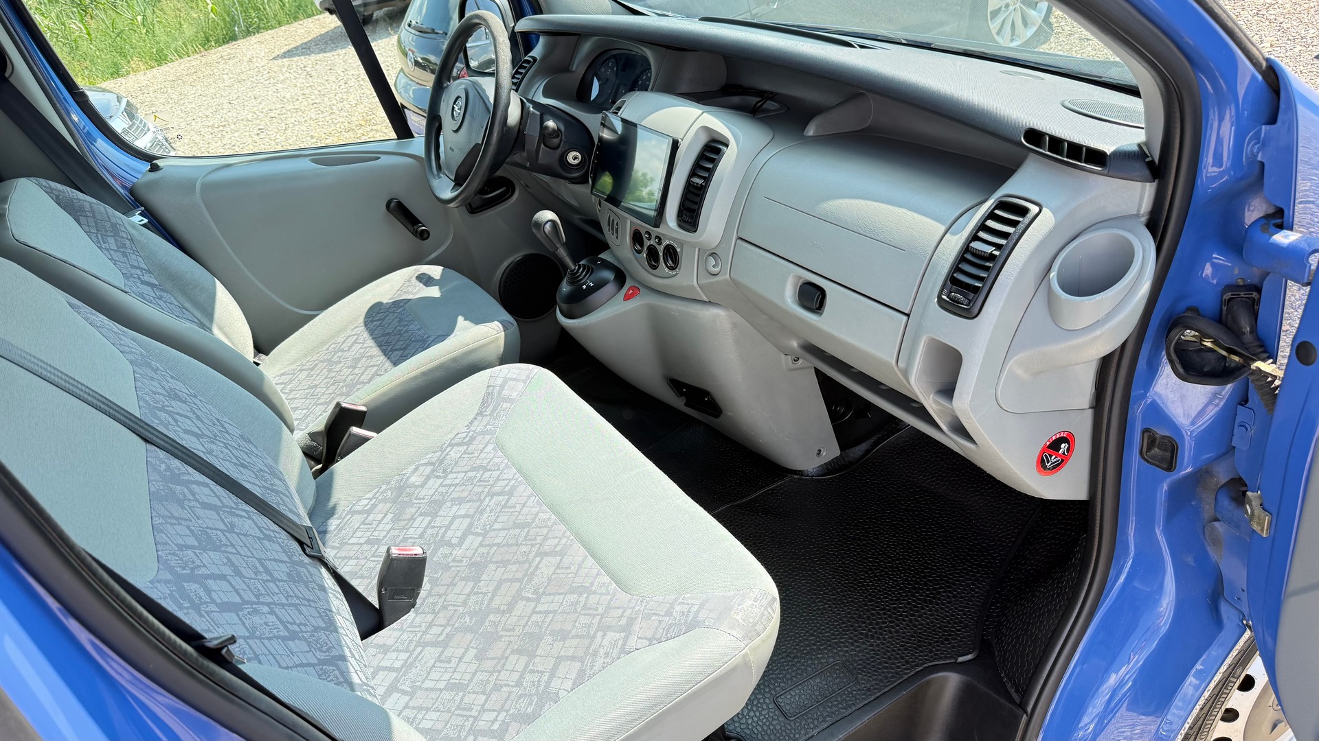 OPEL Vivaro 2.5 CDTI-image-12