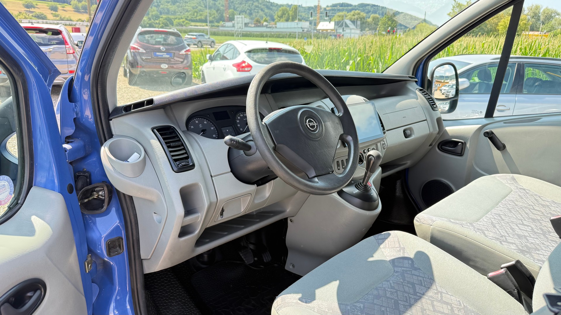 OPEL Vivaro 2.5 CDTI-image-2