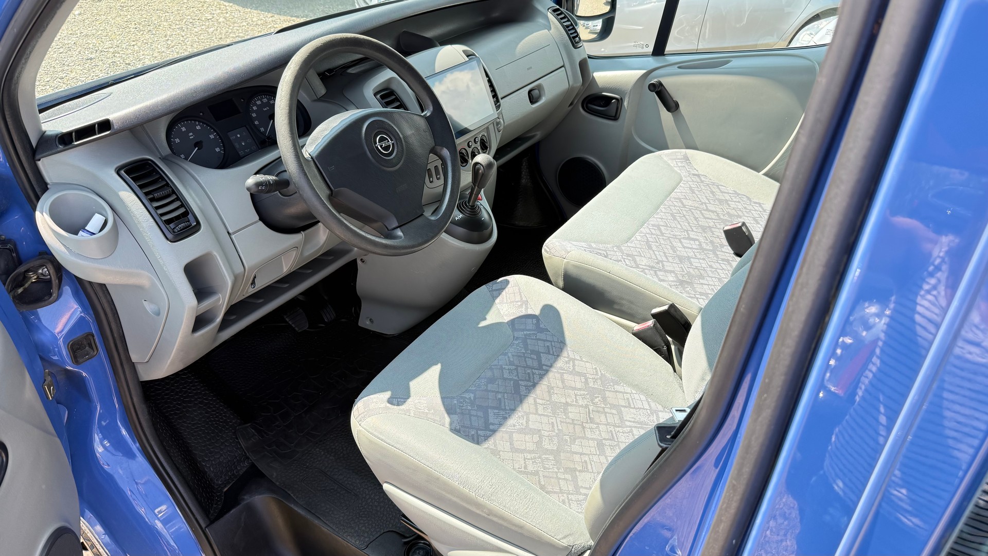 OPEL Vivaro 2.5 CDTI-image-1