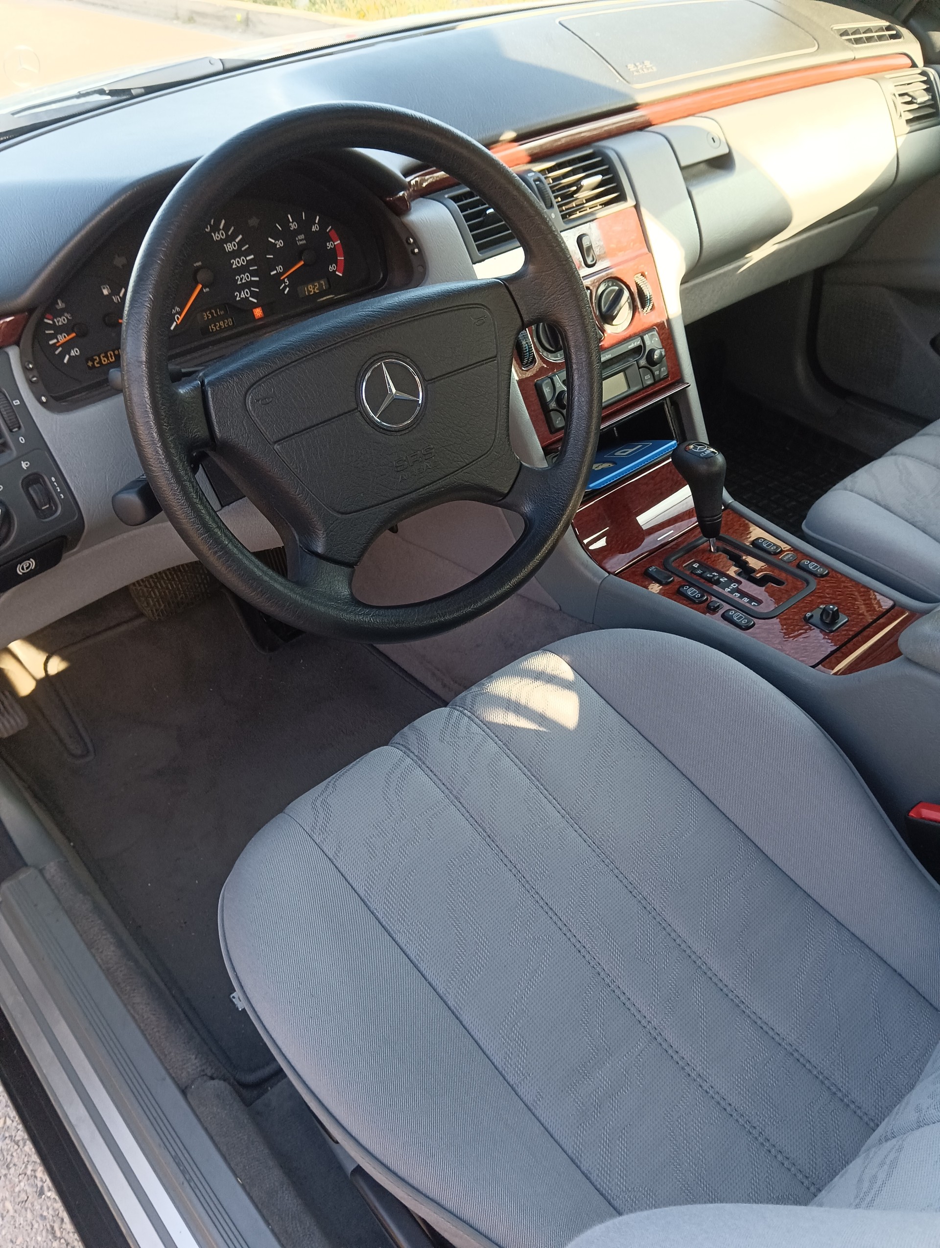 MERCEDES-BENZ E 220-image-5