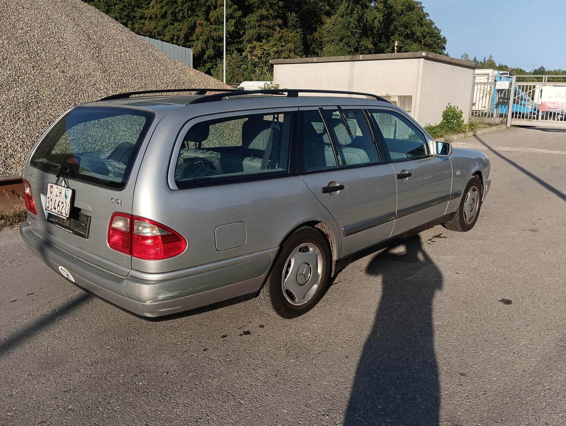 MERCEDES-BENZ E 220-image-4