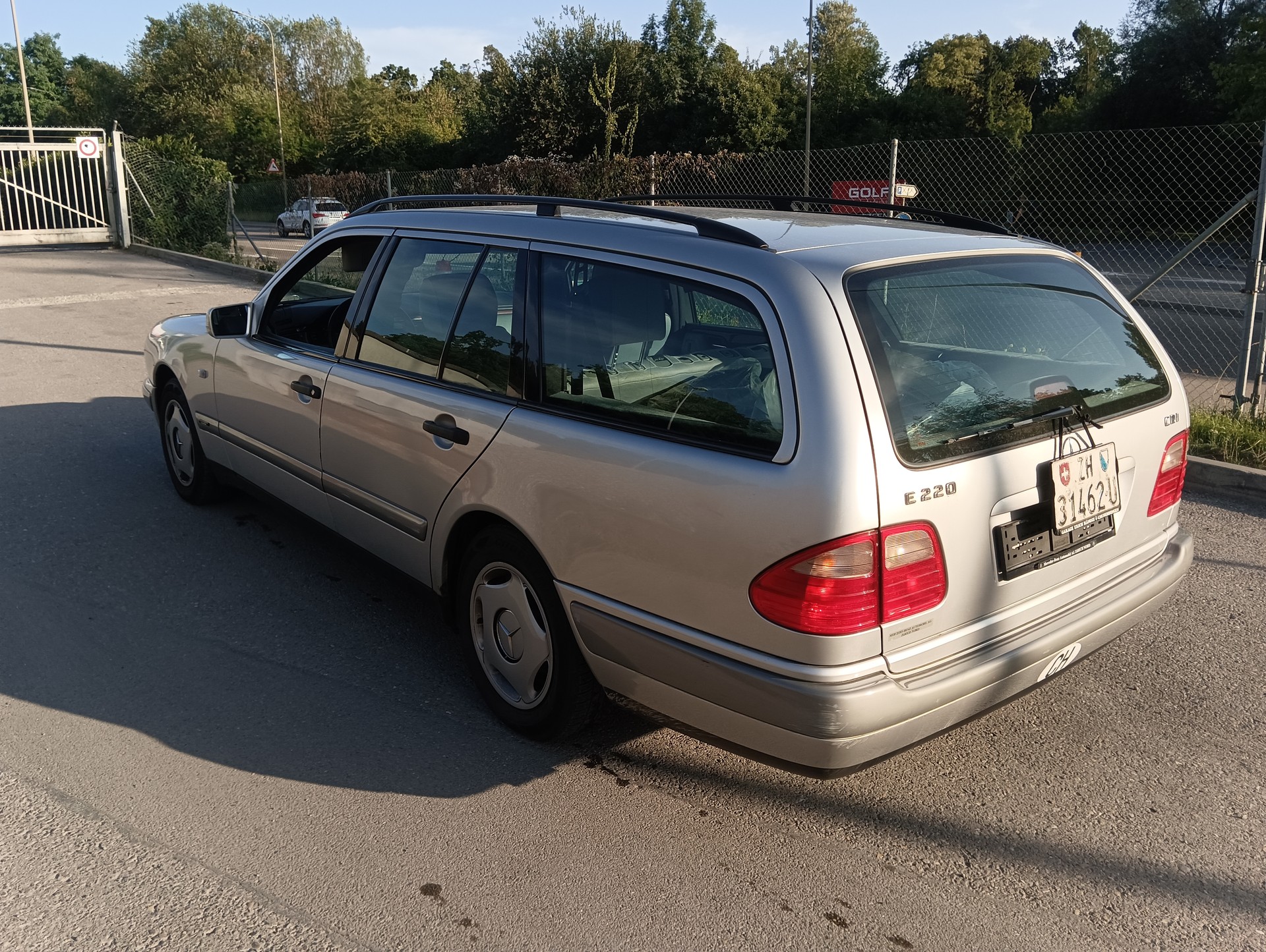 MERCEDES-BENZ E 220-image-2