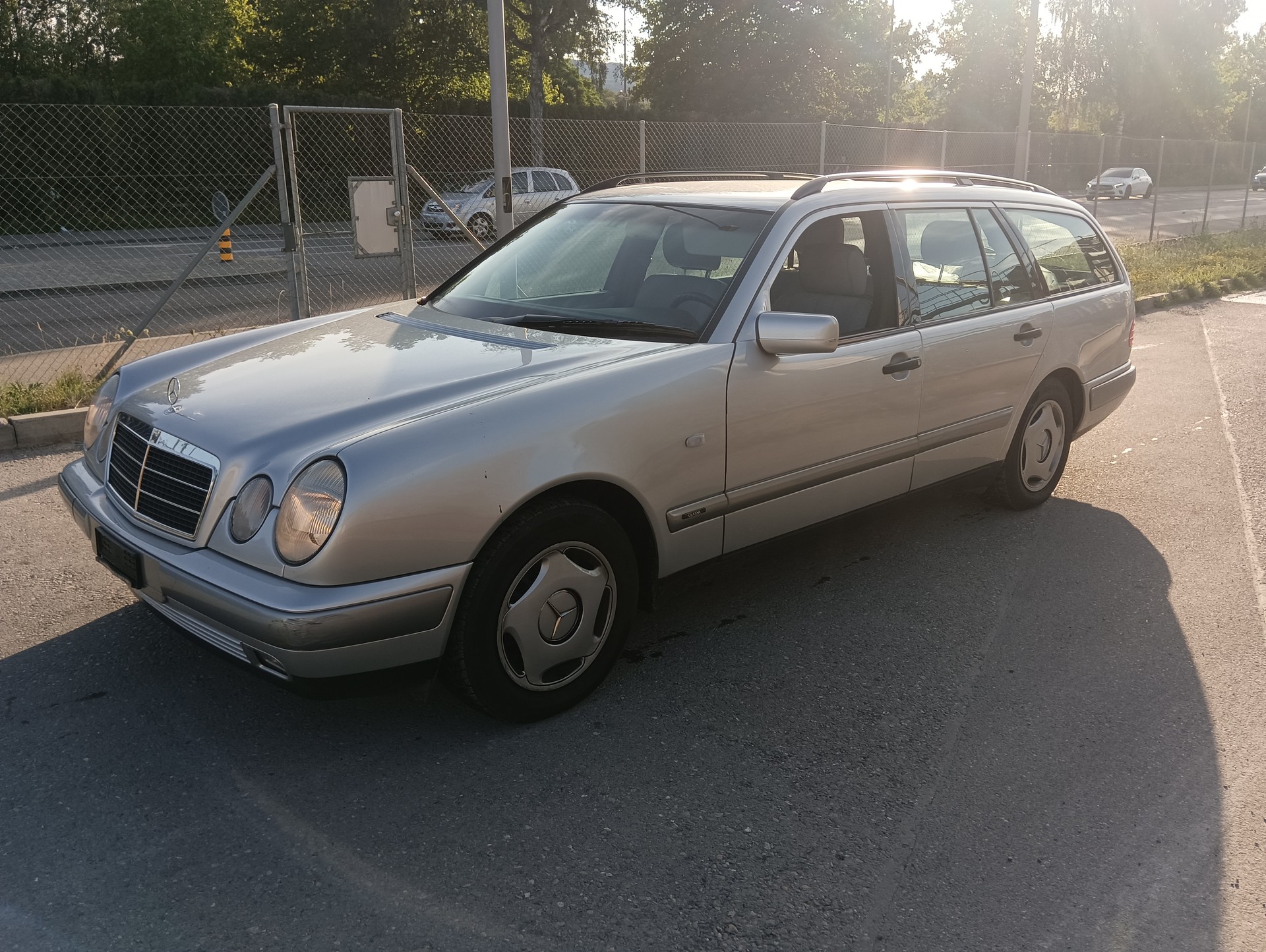 MERCEDES-BENZ E 220-image-3