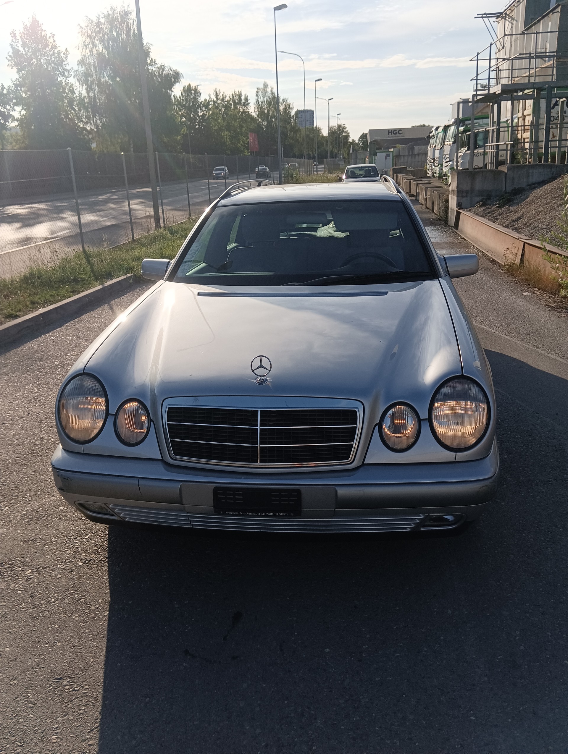 MERCEDES-BENZ E 220-image-0