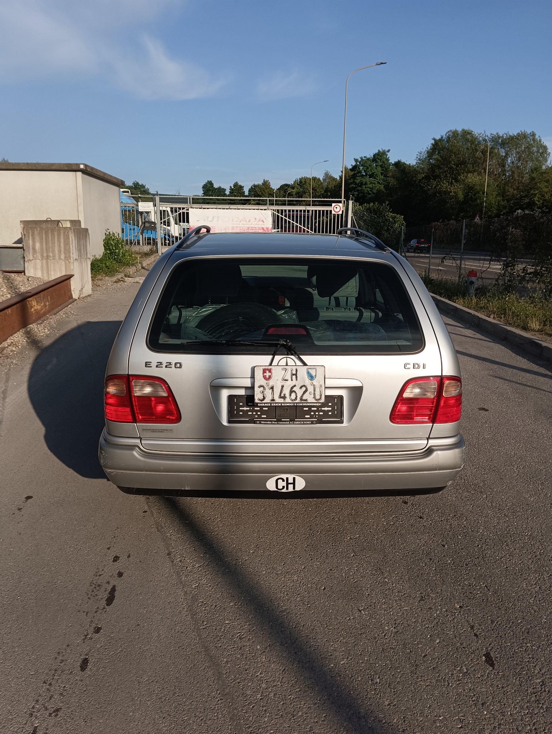 MERCEDES-BENZ E 220-image-1