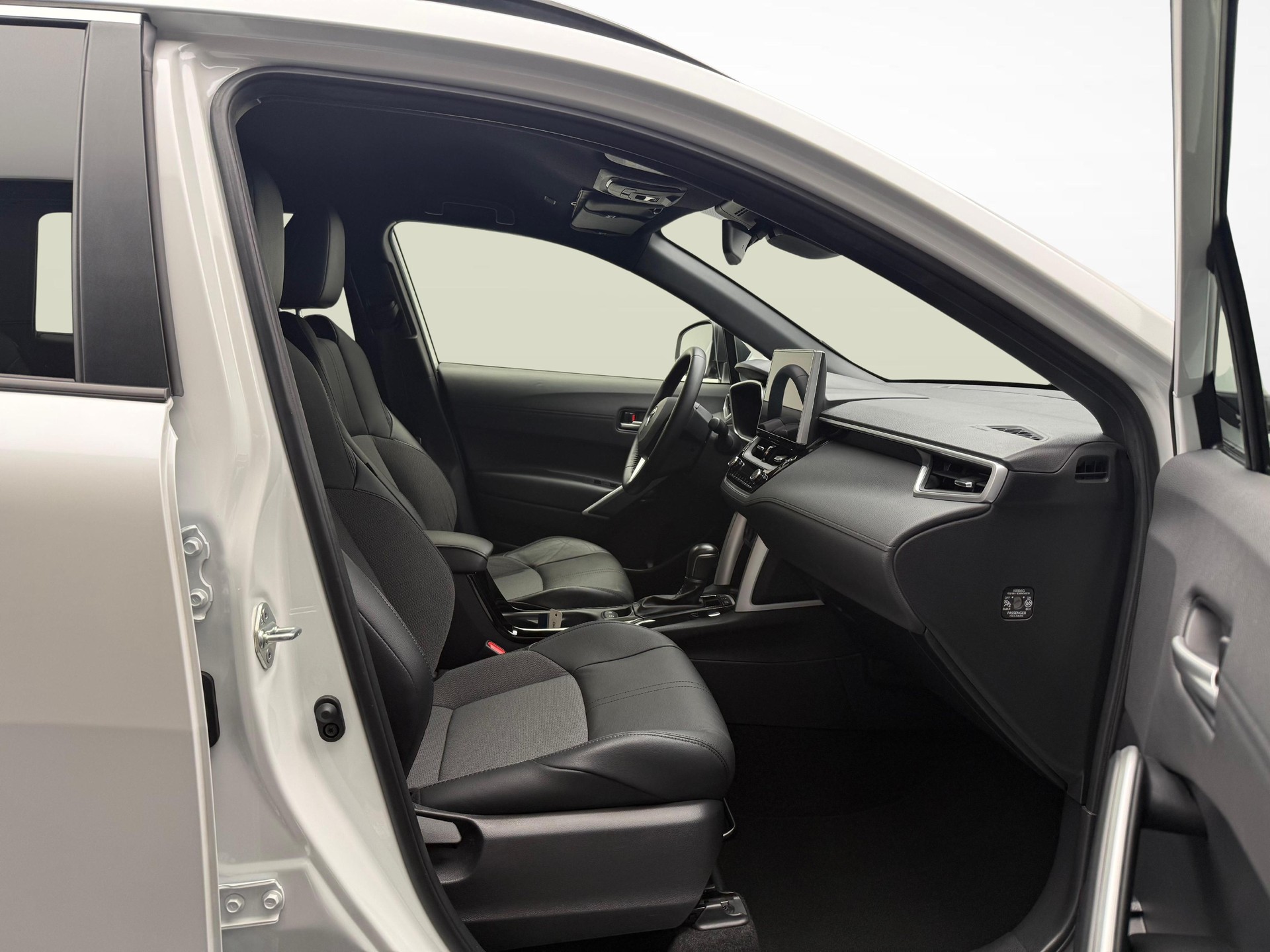 TOYOTA Corolla Cross 2.0 HSD Trend AWD-i-image-9