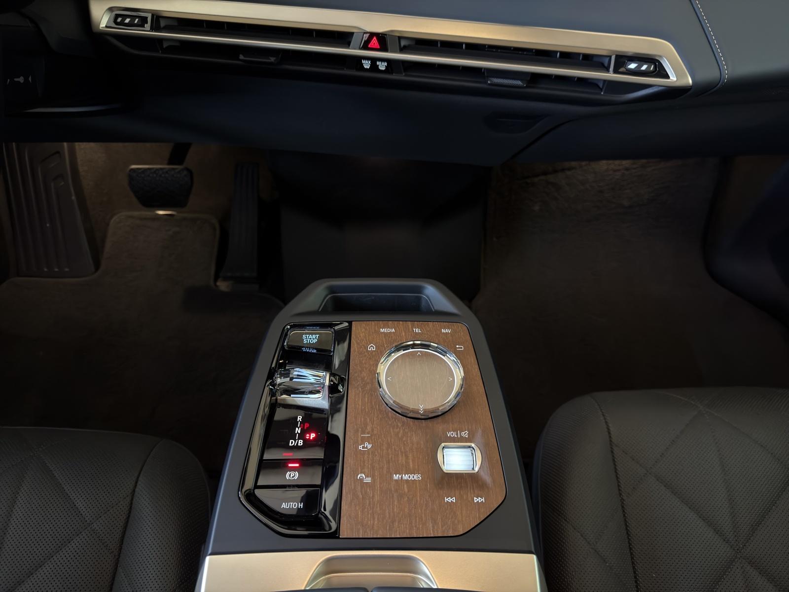 BMW iX xDrive40-image-18
