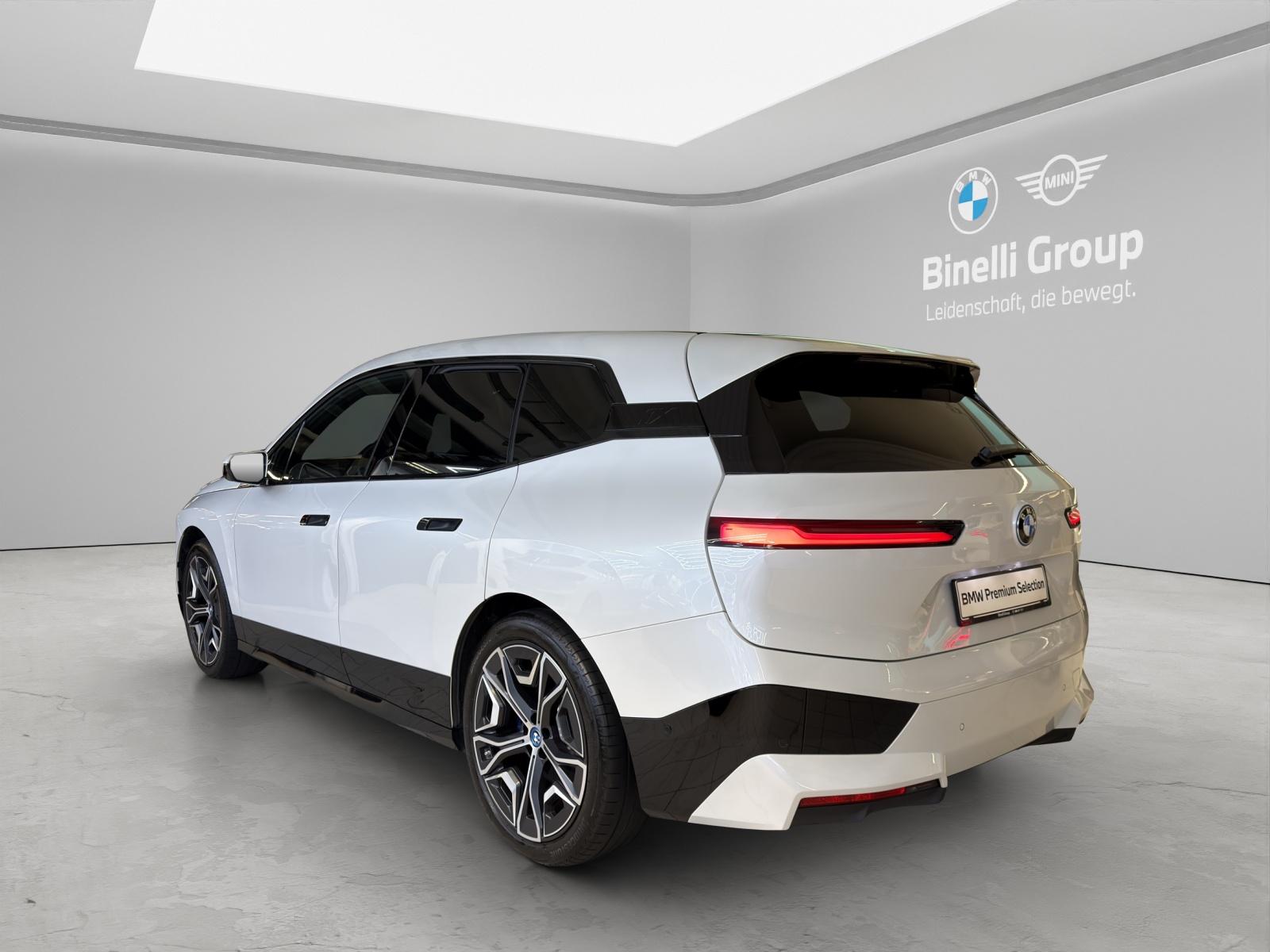 BMW iX xDrive40-image-4