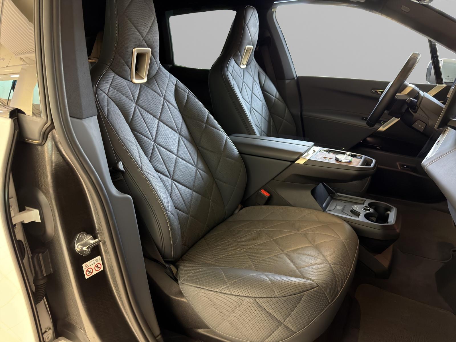 BMW iX xDrive40-image-9