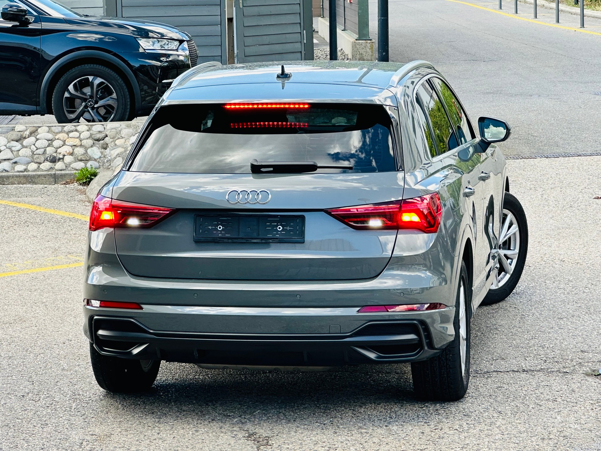 AUDI Q3 40 TFSI S line quattro S-tronic-image-8