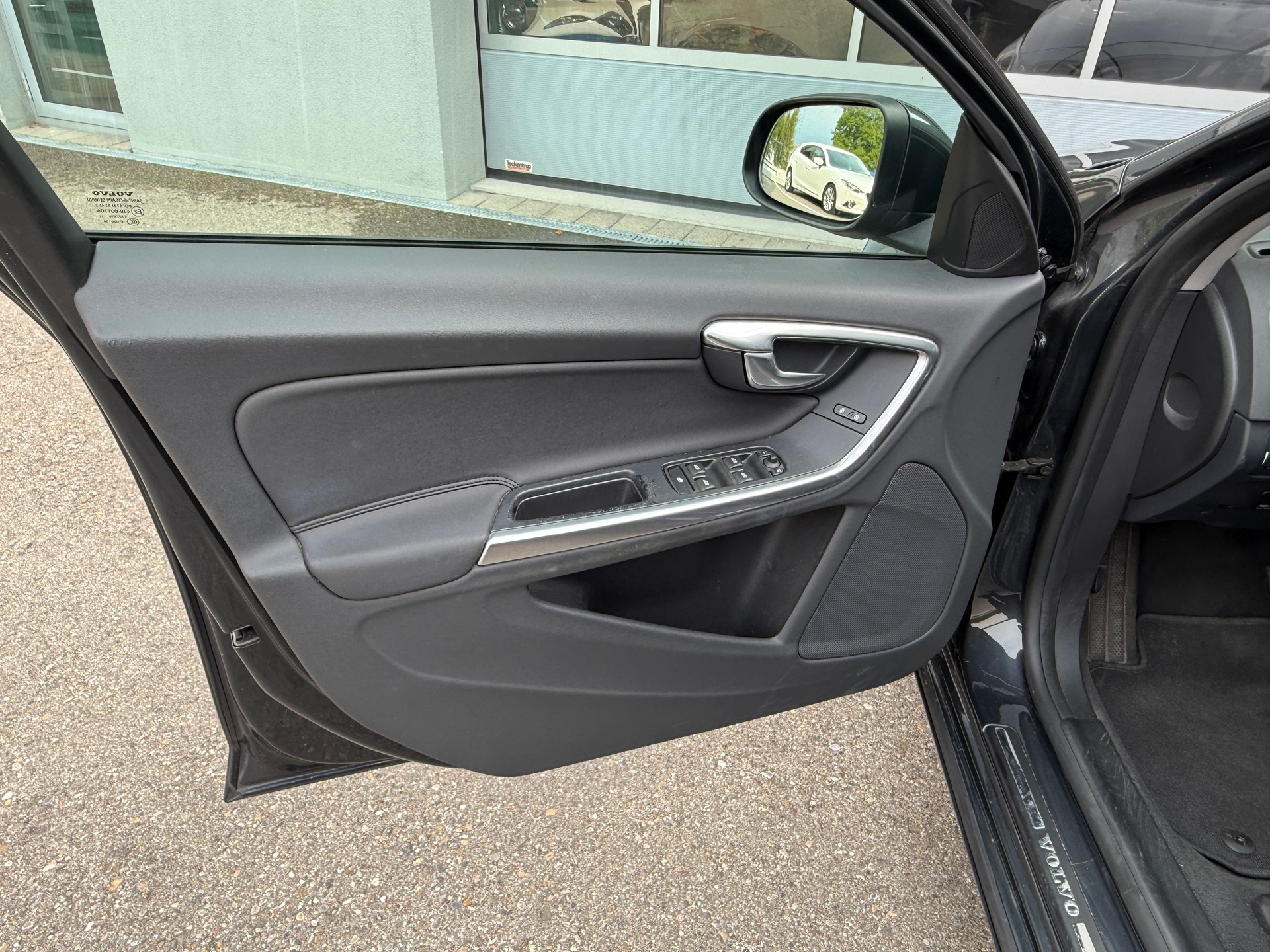 VOLVO V60 D3 Geartronic-image-15
