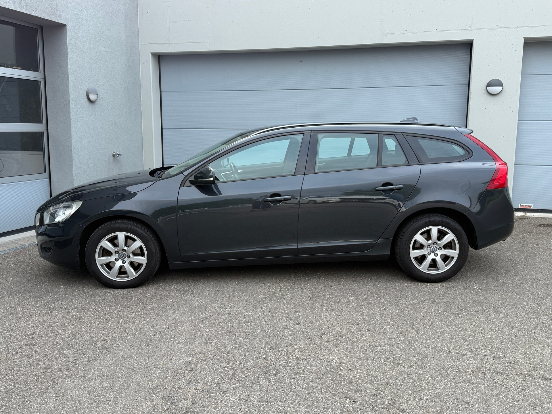 VOLVO V60 D3 Geartronic-image-1