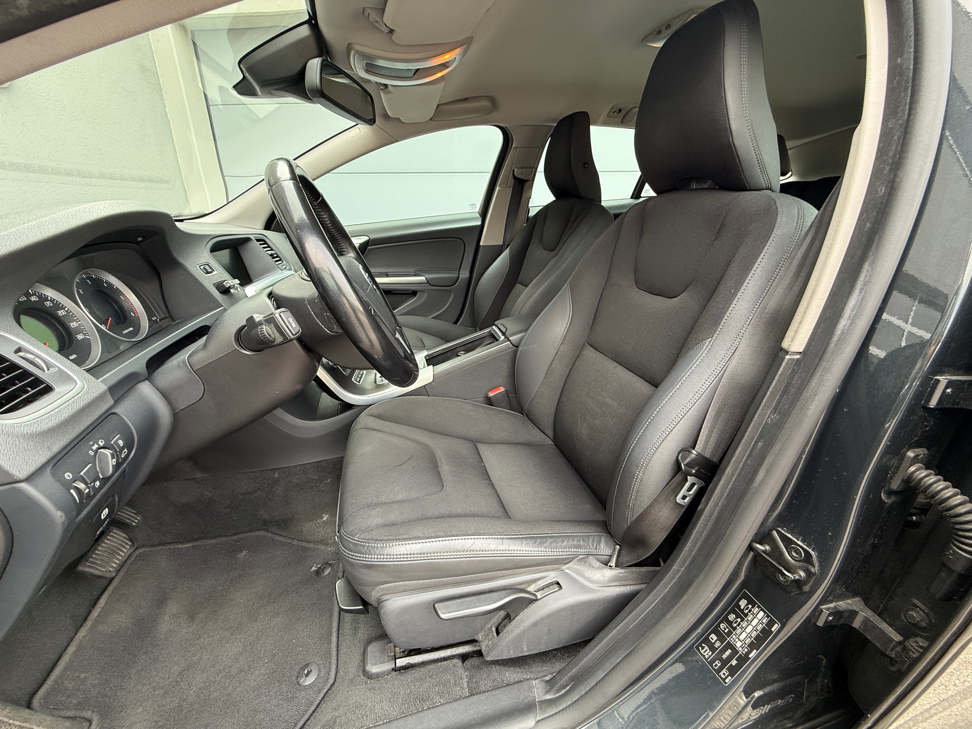 VOLVO V60 D3 Geartronic-image-16