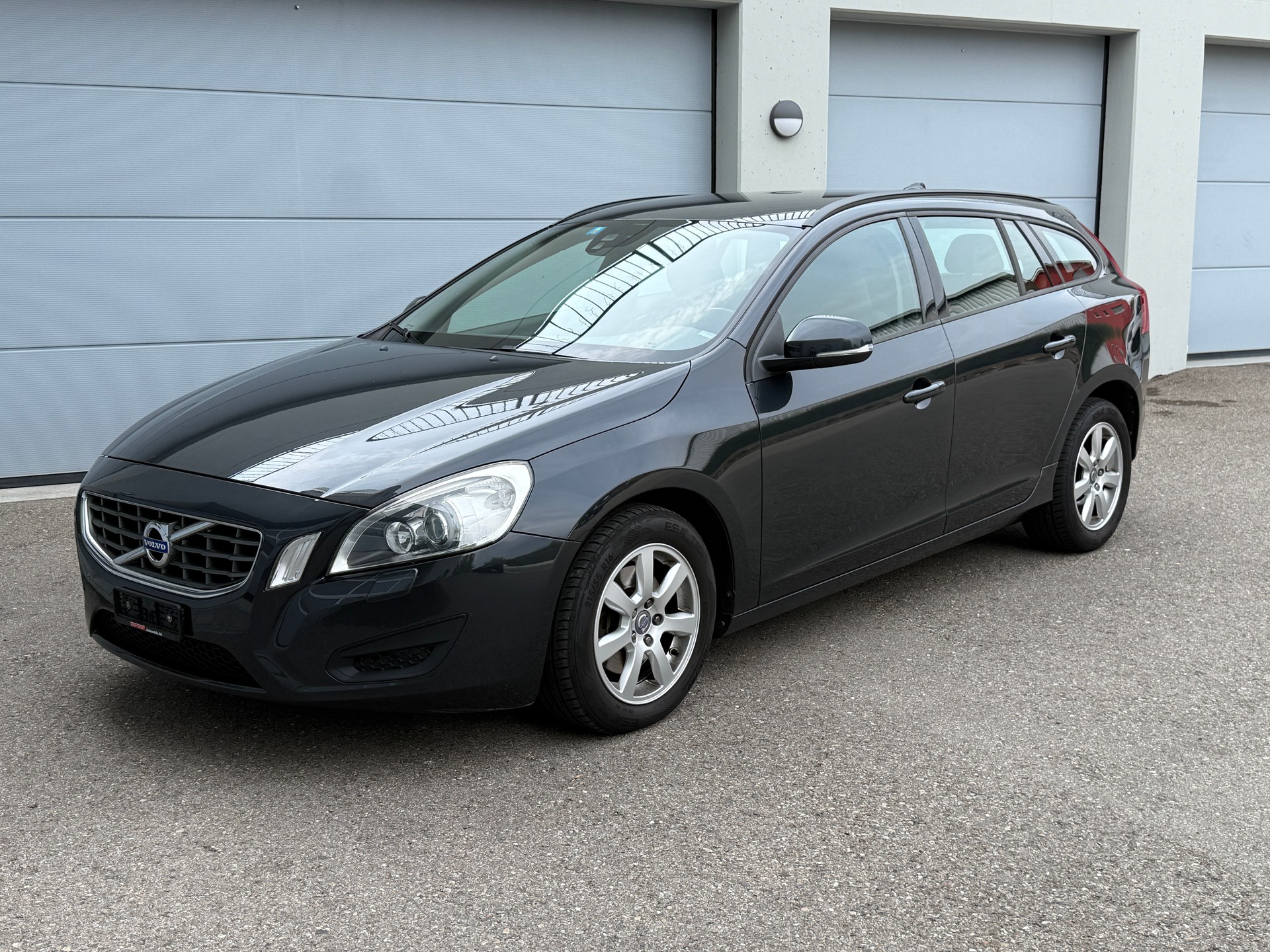 VOLVO V60 D3 Geartronic-image-0