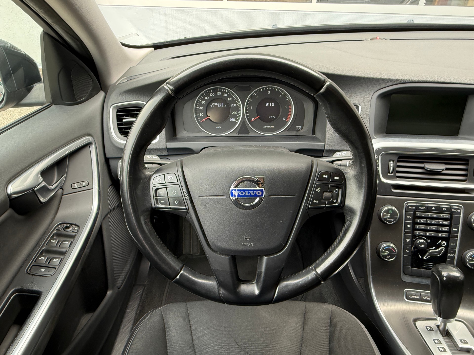 VOLVO V60 D3 Geartronic-image-5