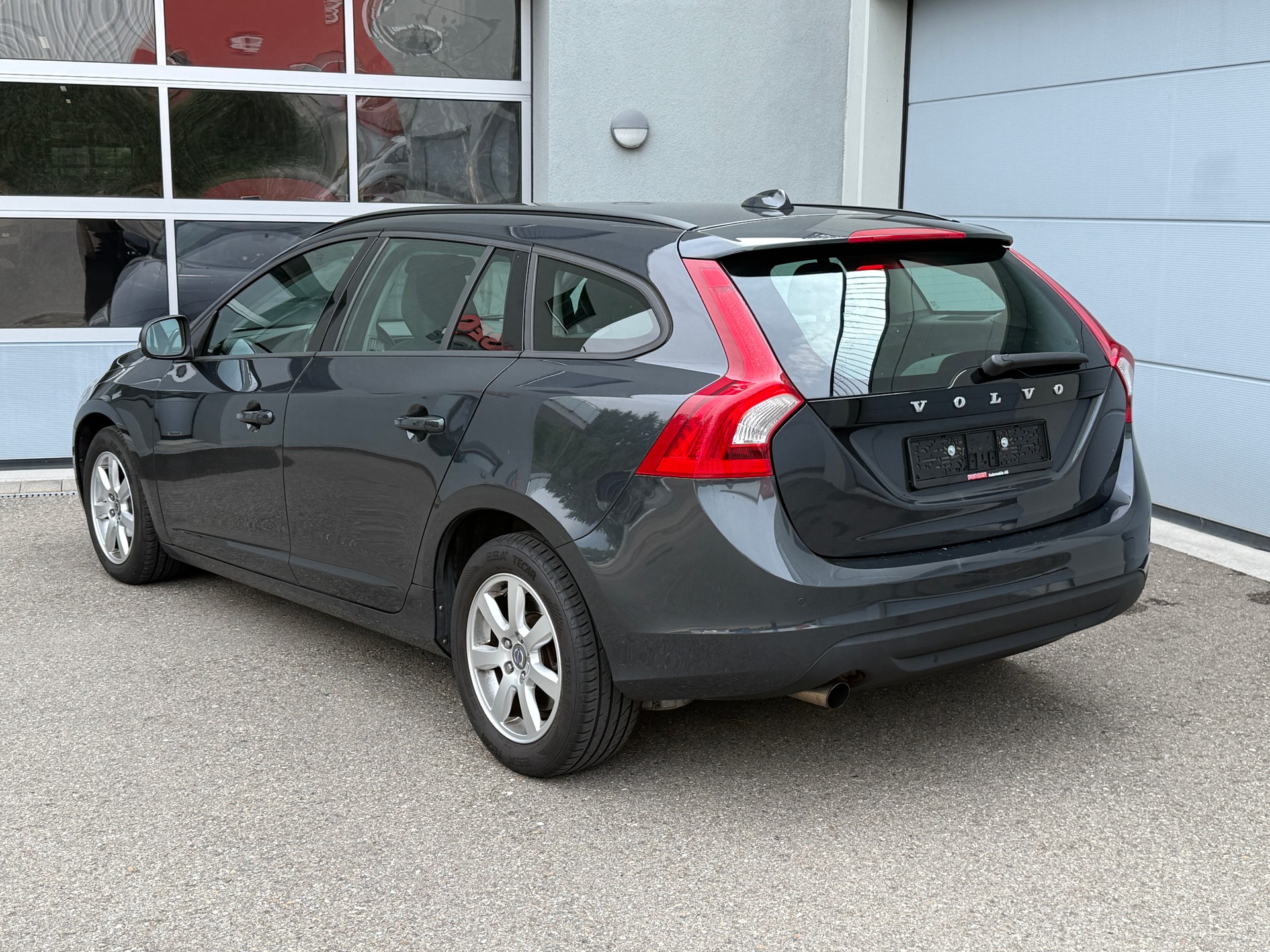 VOLVO V60 D3 Geartronic-image-2