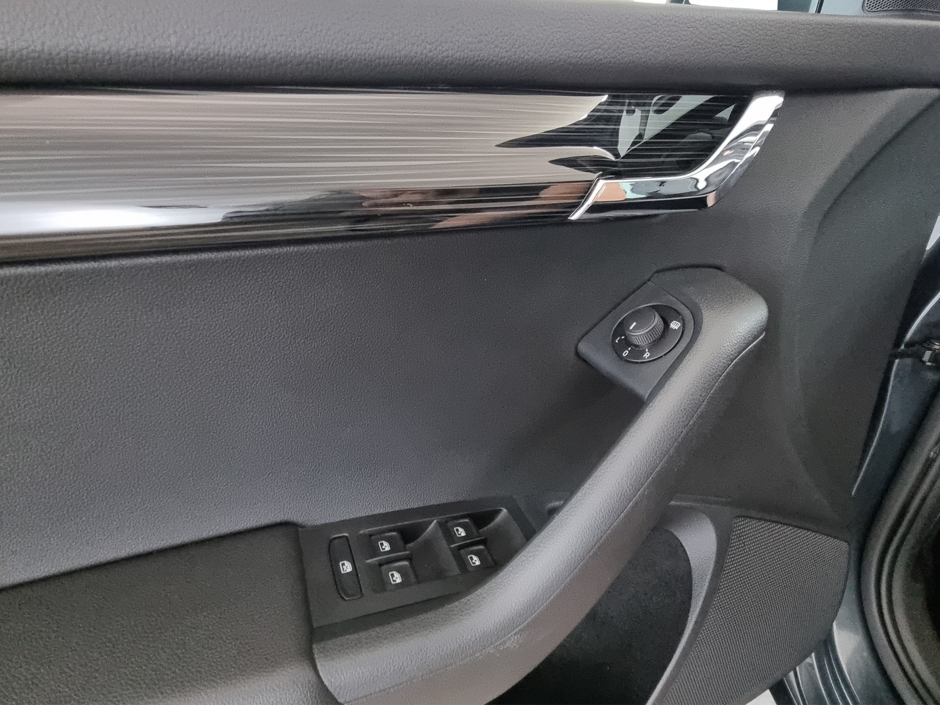 SKODA Octavia Combi 2.0 TSI Ambition DSG-image-11