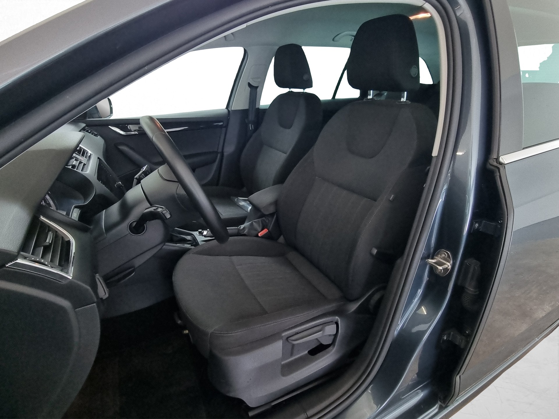 SKODA Octavia Combi 2.0 TSI Ambition DSG-image-5