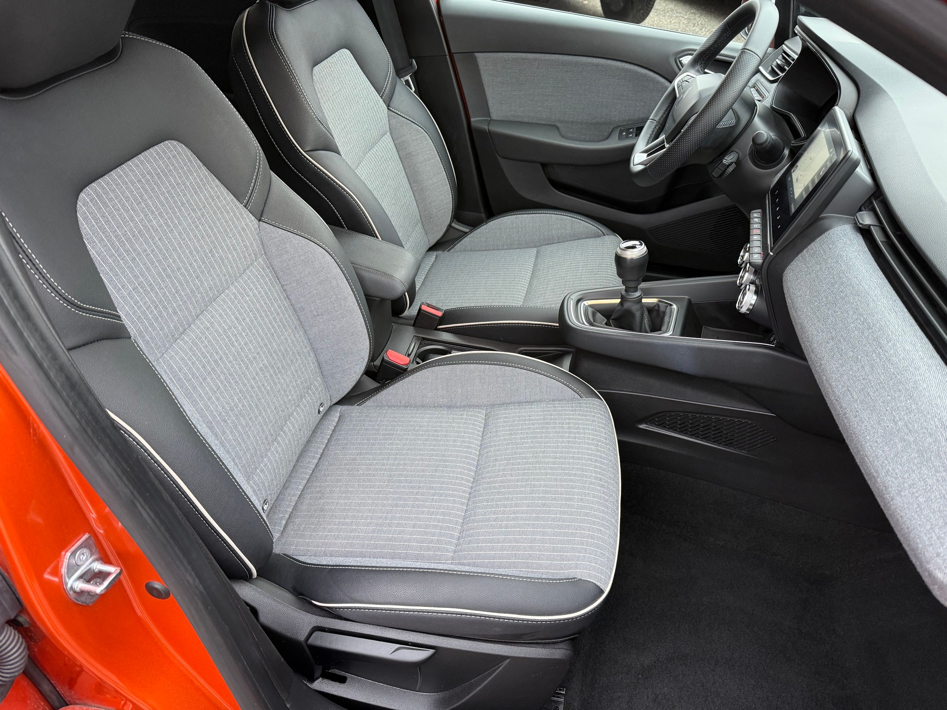 RENAULT Clio 1.0 Techno-image-10