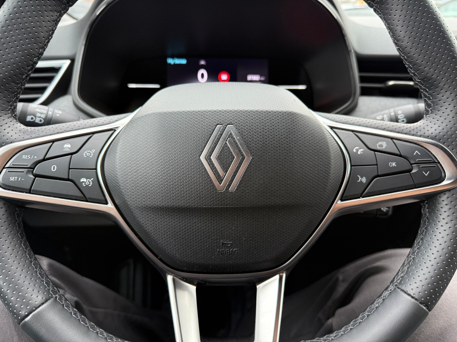 RENAULT Clio 1.0 Techno-image-13