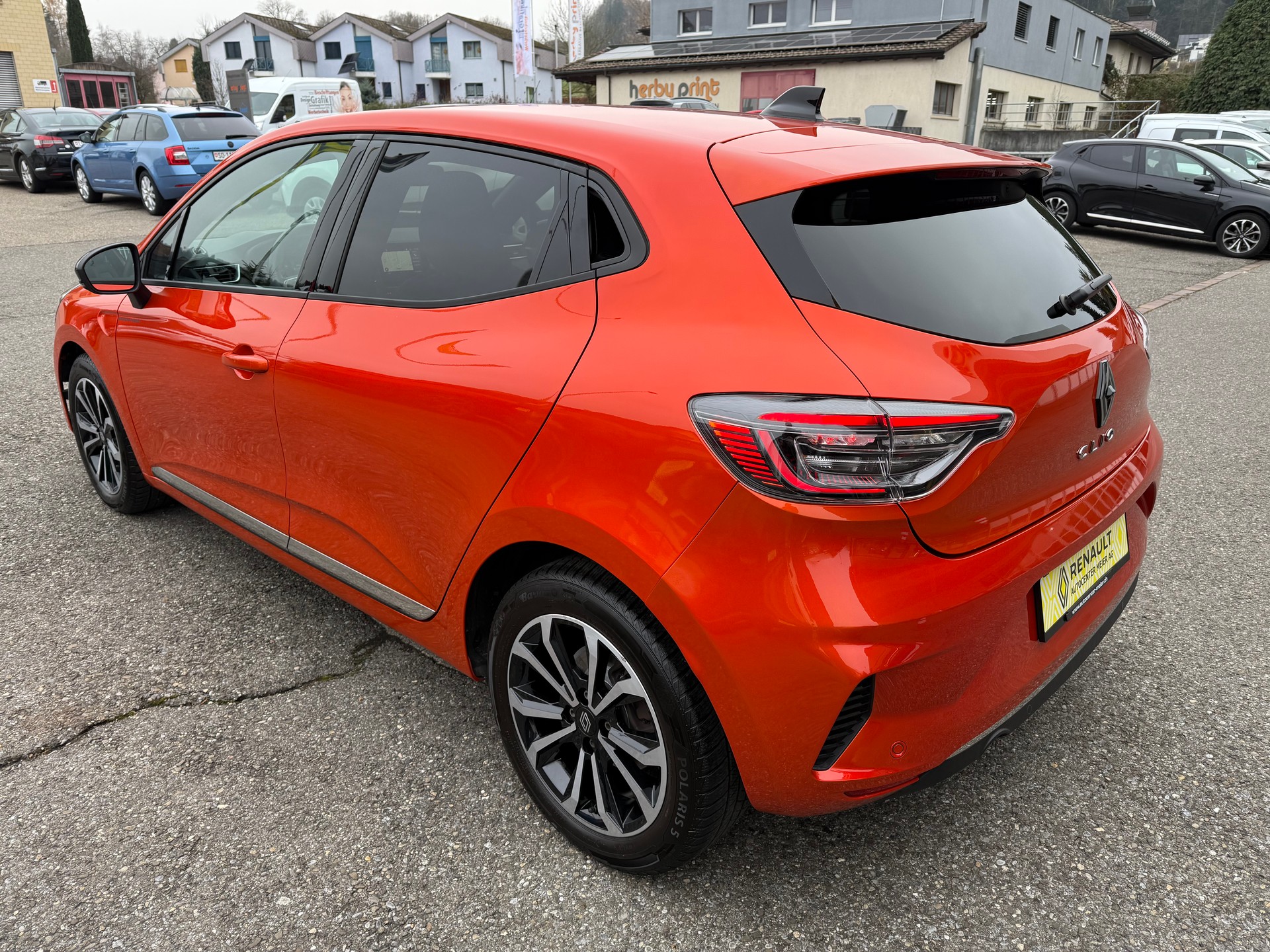 RENAULT Clio 1.0 Techno-showroom-element-3