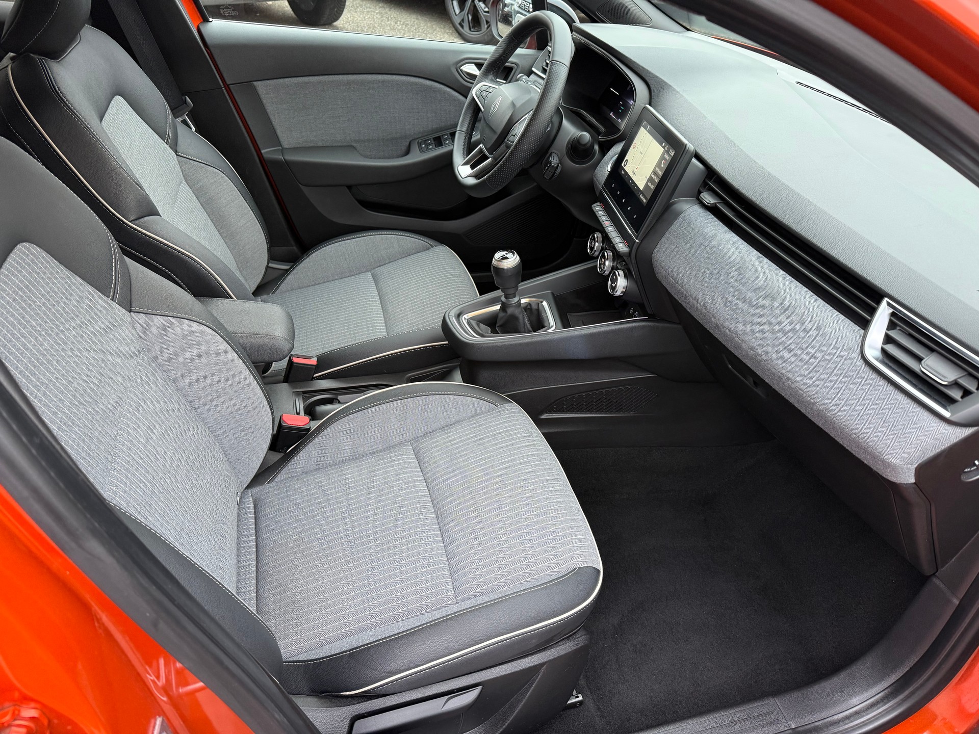 RENAULT Clio 1.0 Techno-image-9