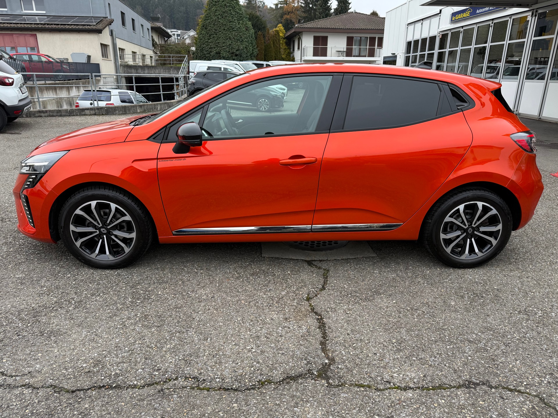 RENAULT Clio 1.0 Techno-showroom-element-2