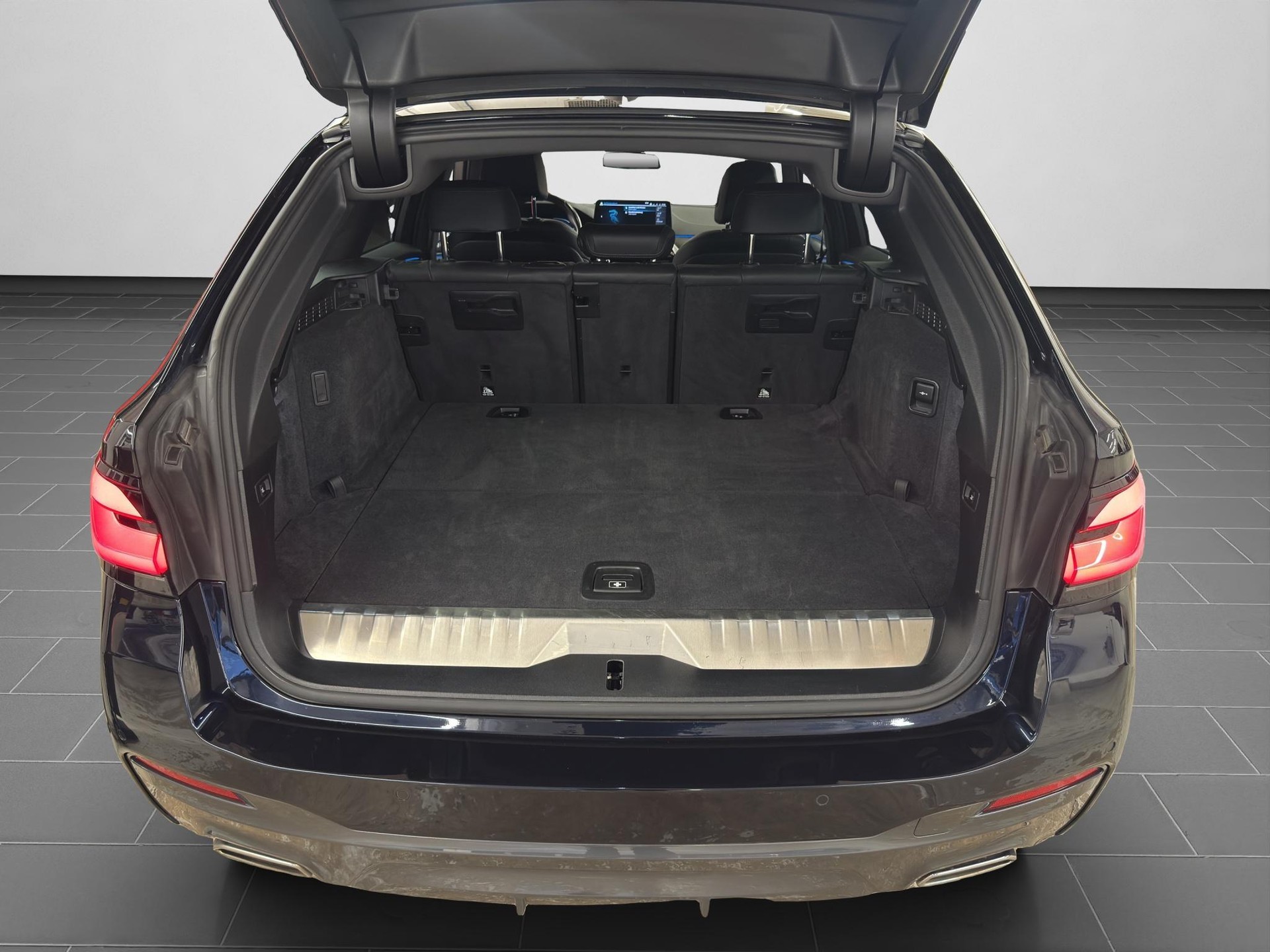 BMW 530e xDrive M-Sport Steptronic-image-15