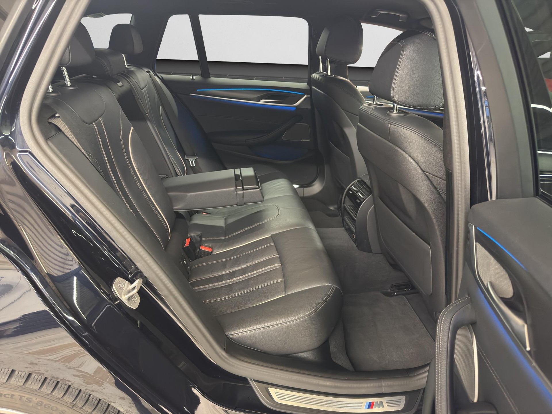 BMW 530e xDrive M-Sport Steptronic-image-13