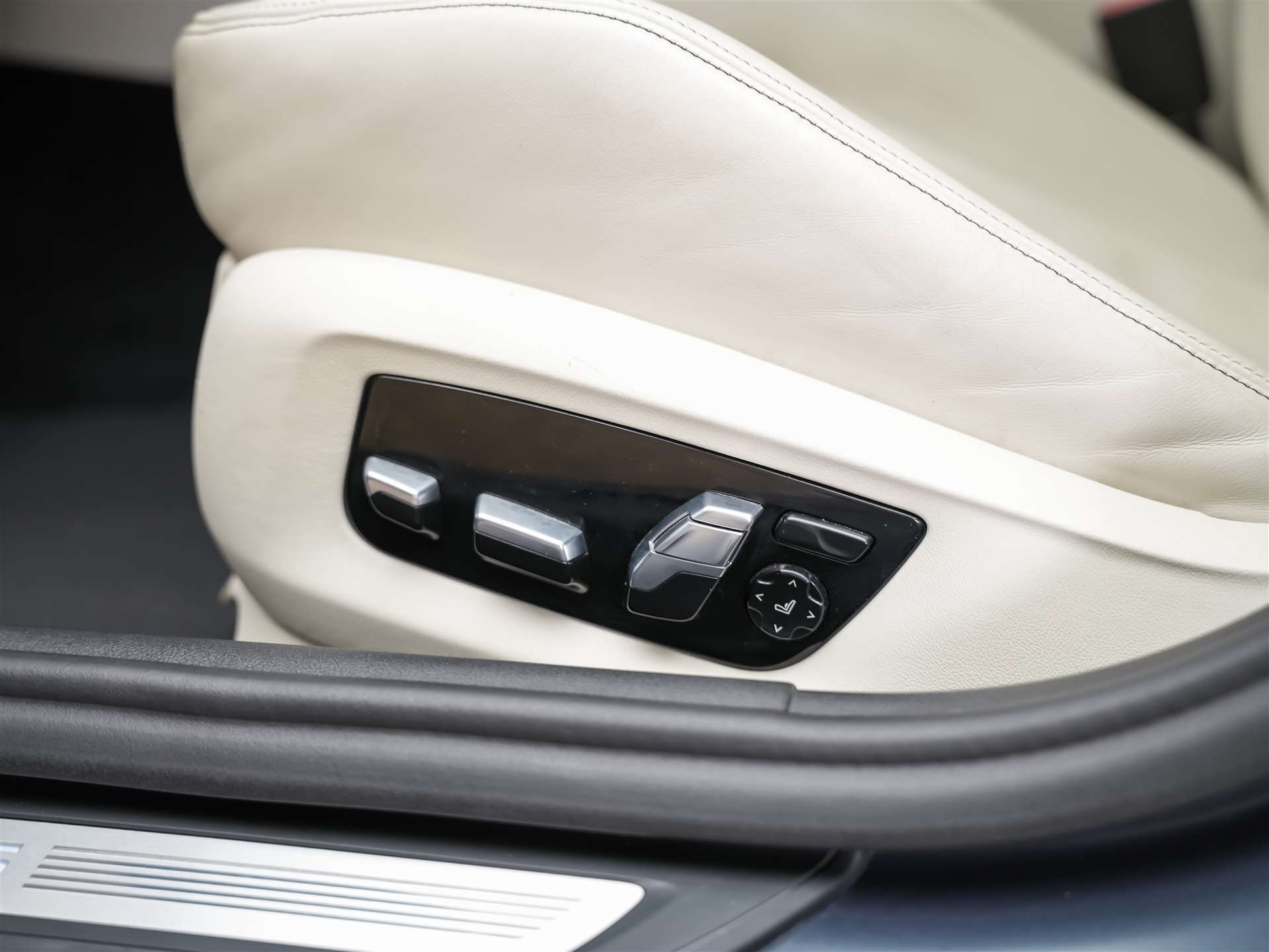 BMW M5 xDrive Competition Drivelogic *CH Auto*Massage*Keramik*Bowers&Wilkins*H&R*-image-30