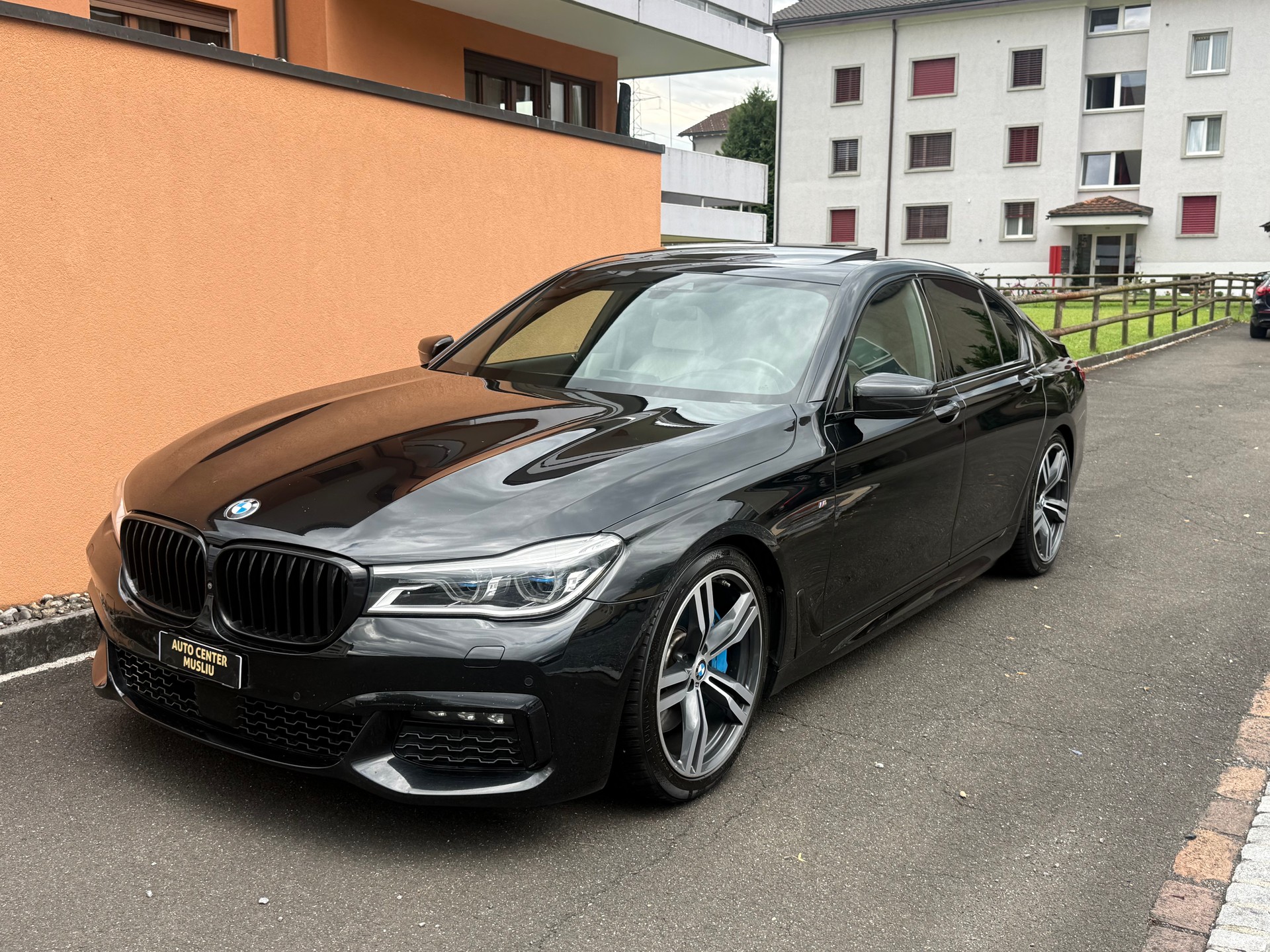 BMW 750i xDrive Steptronic-image-1