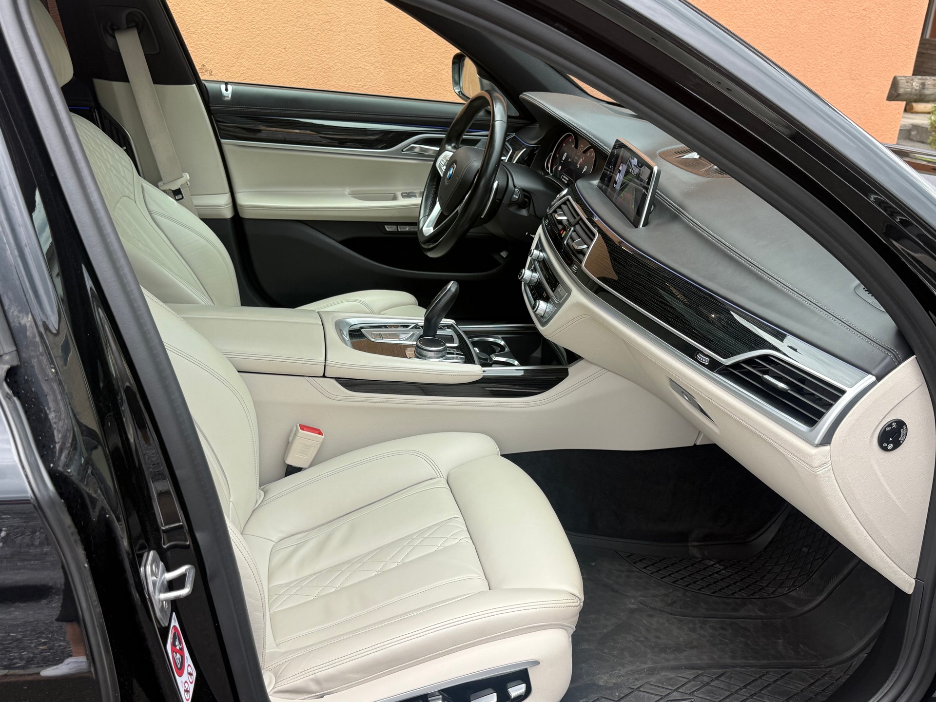 BMW 750i xDrive Steptronic-image-8