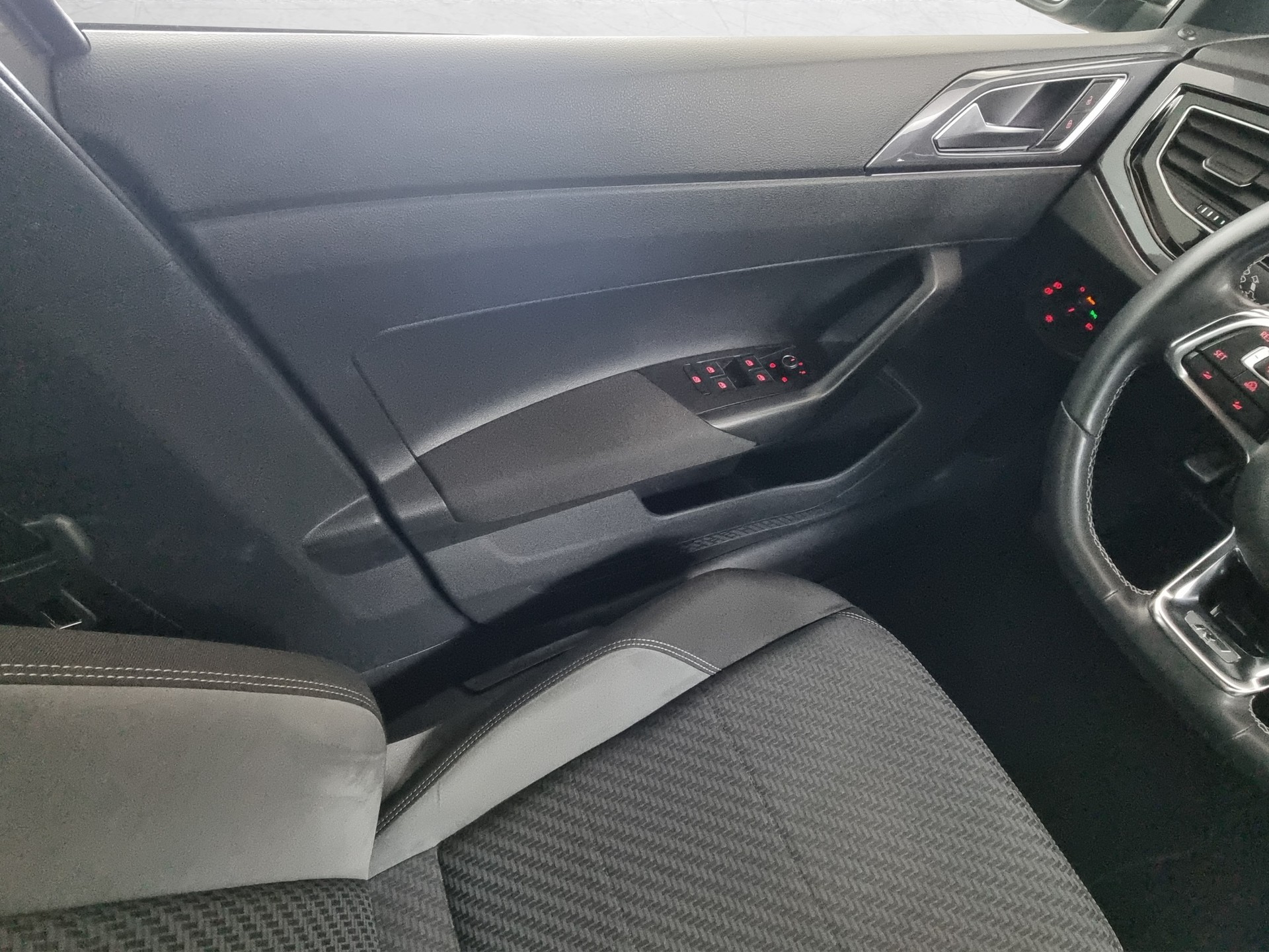 VW Polo 1.0 TSI R-Line DSG-image-11