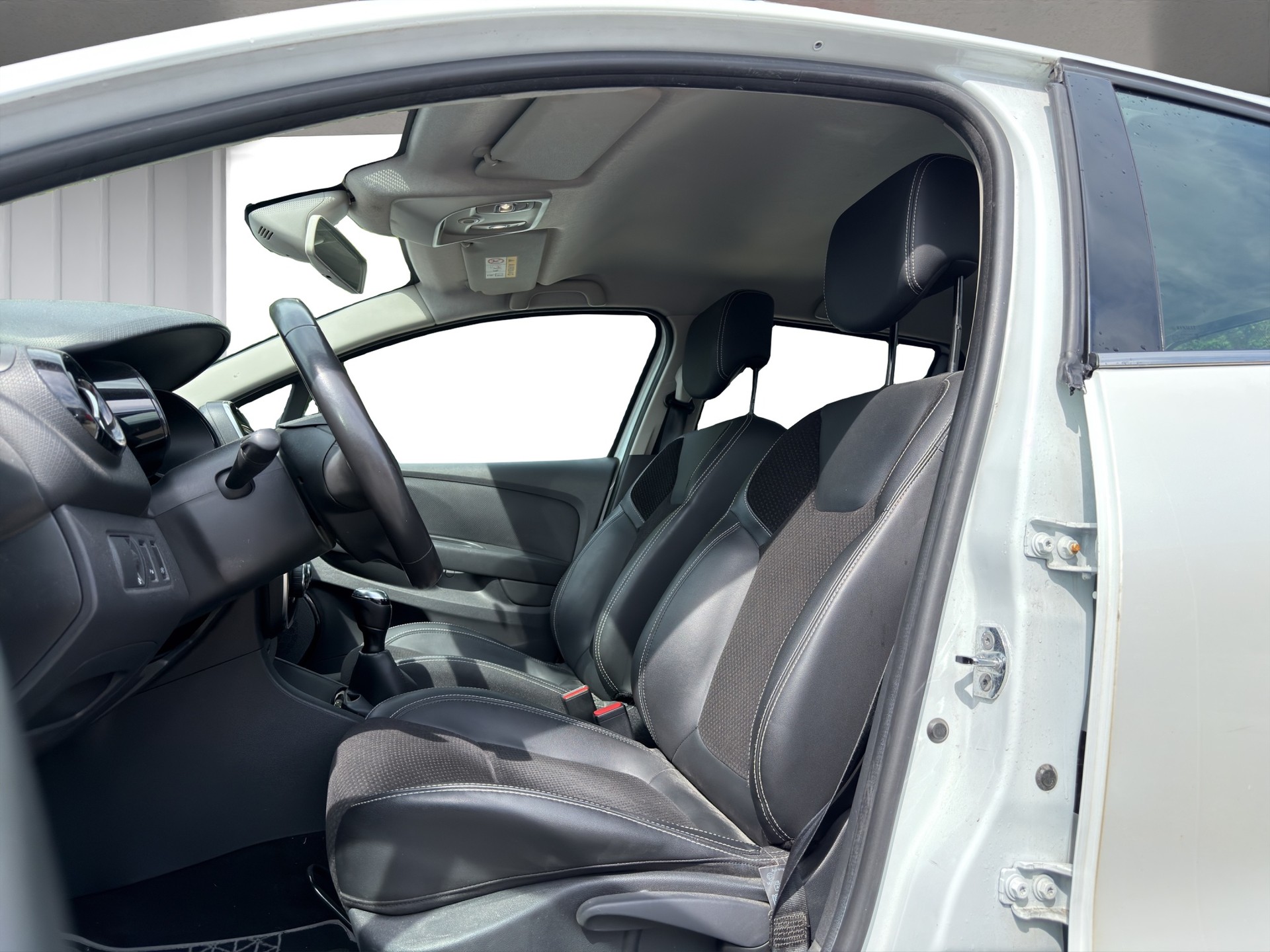 RENAULT Clio 0.9 12V Swiss Edition-image-8